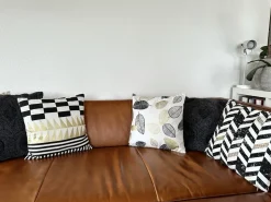 Beliani Set di 2 cuscini DALIA Cotone 45 x 45 cm Nero Trama geometrica Bianco Oro Nero