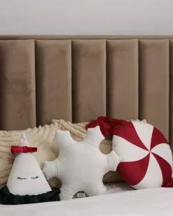 Beliani Set di 3 cuscini decorativi NOELNEST Velluto 30 x 35 cm 40 x 40 cm Multicolore Modello natalizio Bianco Rosso Verde