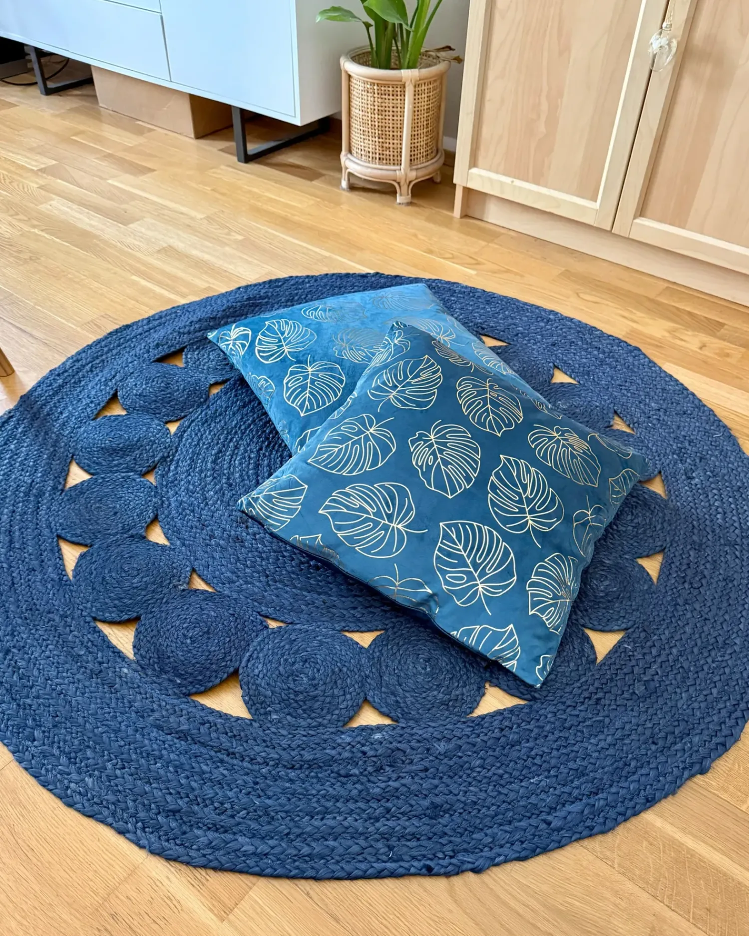 Outlet Beliani Set di 2 cuscini DELICIOSA Velluto 45 x 45 cm Blu Trama di piante Oro Blu