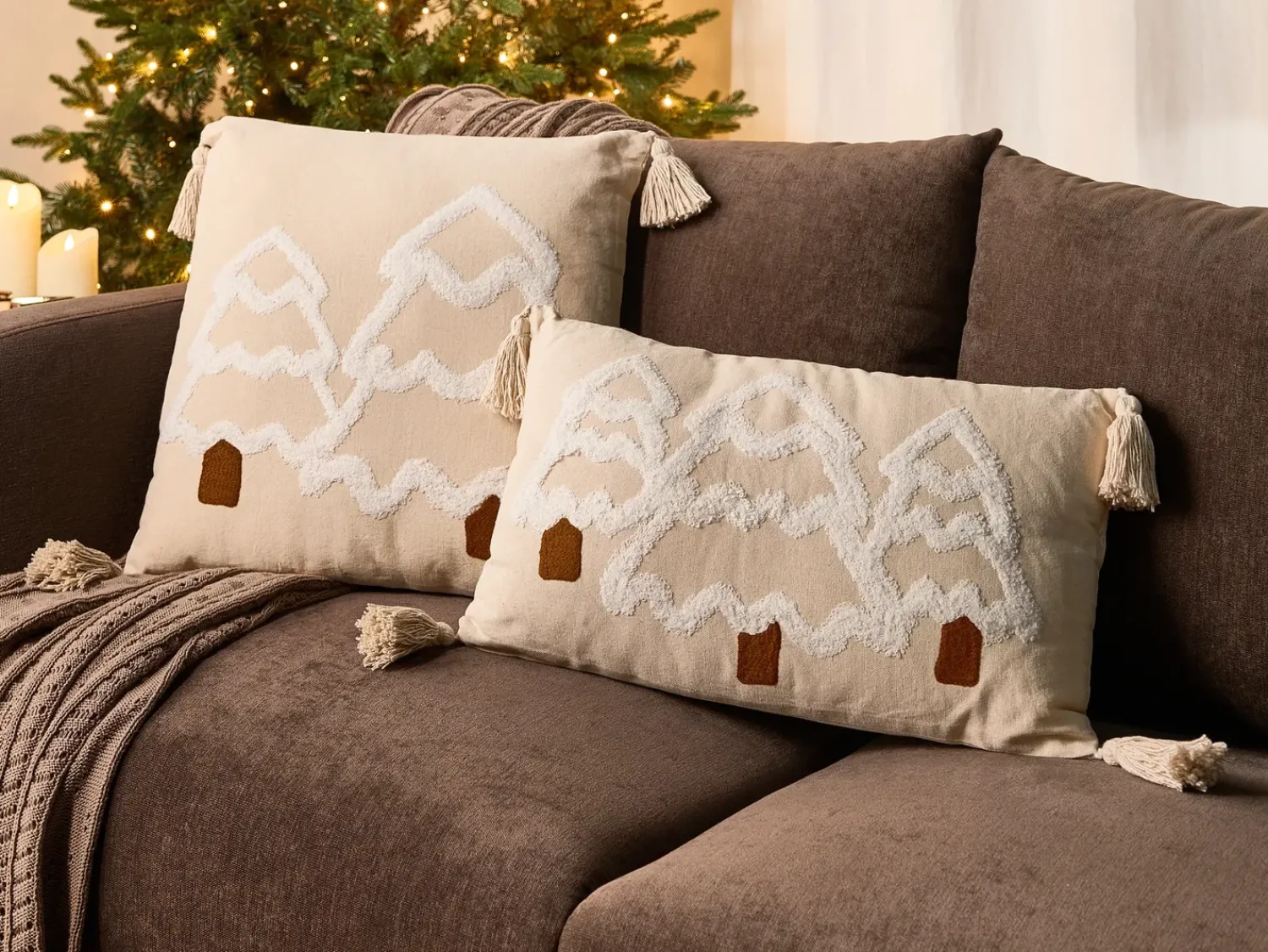 Discount Beliani Set di 2 cuscini INTSIA Cotone 30 x 50 cm 45 x 45 cm Beige chiaro Modello natalizio Bianco Beige