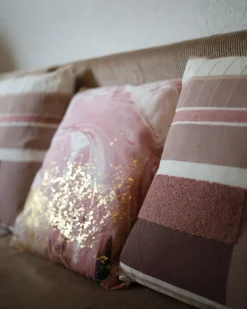 New Beliani Set di 2 cuscini LANTANA 45 x 45 cm Rosa Effetto marmo Bianco Rosa Oro