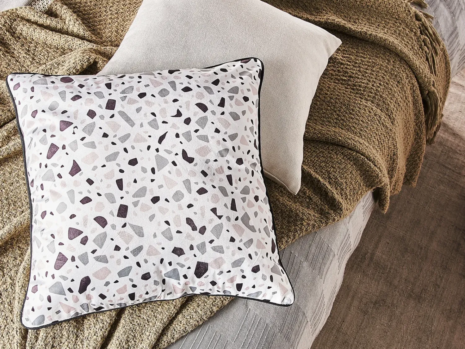 New Beliani Set di 2 cuscini LAVENDER Velluto 45 x 45 cm Bianco Motivo Effetto terrazzo Bianco Grigio Nero Multicolore