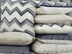 Beliani Set di 2 cuscini NEMESIA Cotone 45 x 45 cm Blu scuro Trama Ikat Bianco Blu