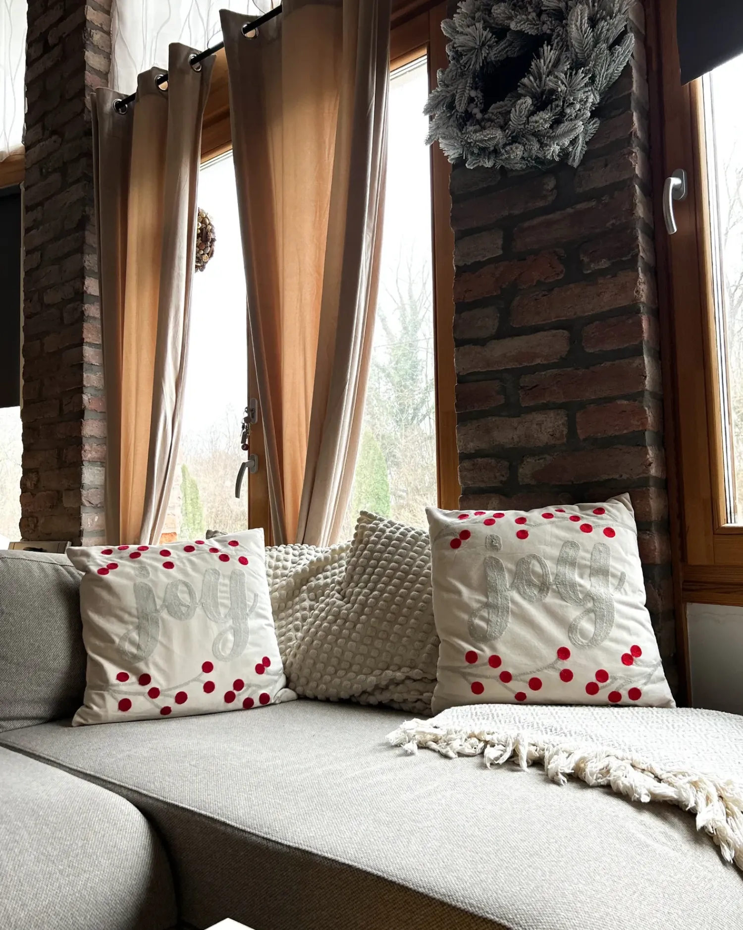 Sale Beliani Set di 2 cuscini PRALINE Velluto 45 x 45 cm Bianco Modello natalizio Bianco Grigio Rosso