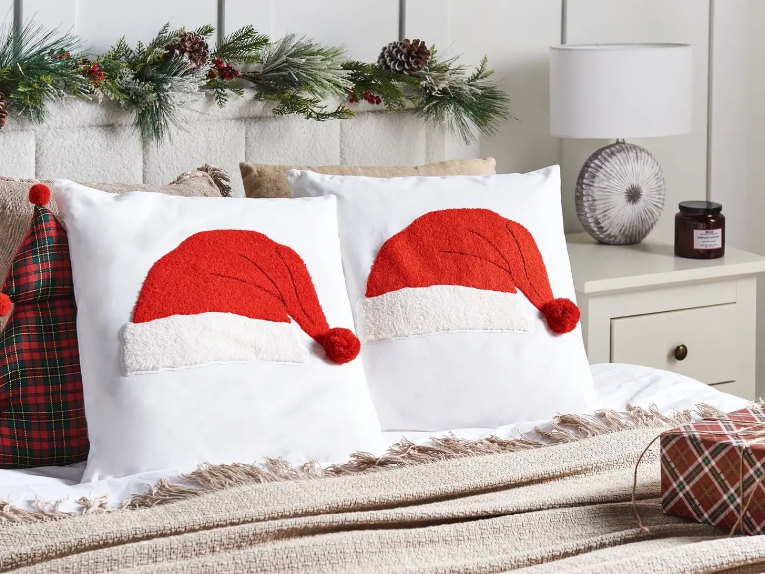 Beliani Set di 2 cuscini PRETZEL Cotone 45 x 45 cm Bianco Modello natalizio Bianco Rosso