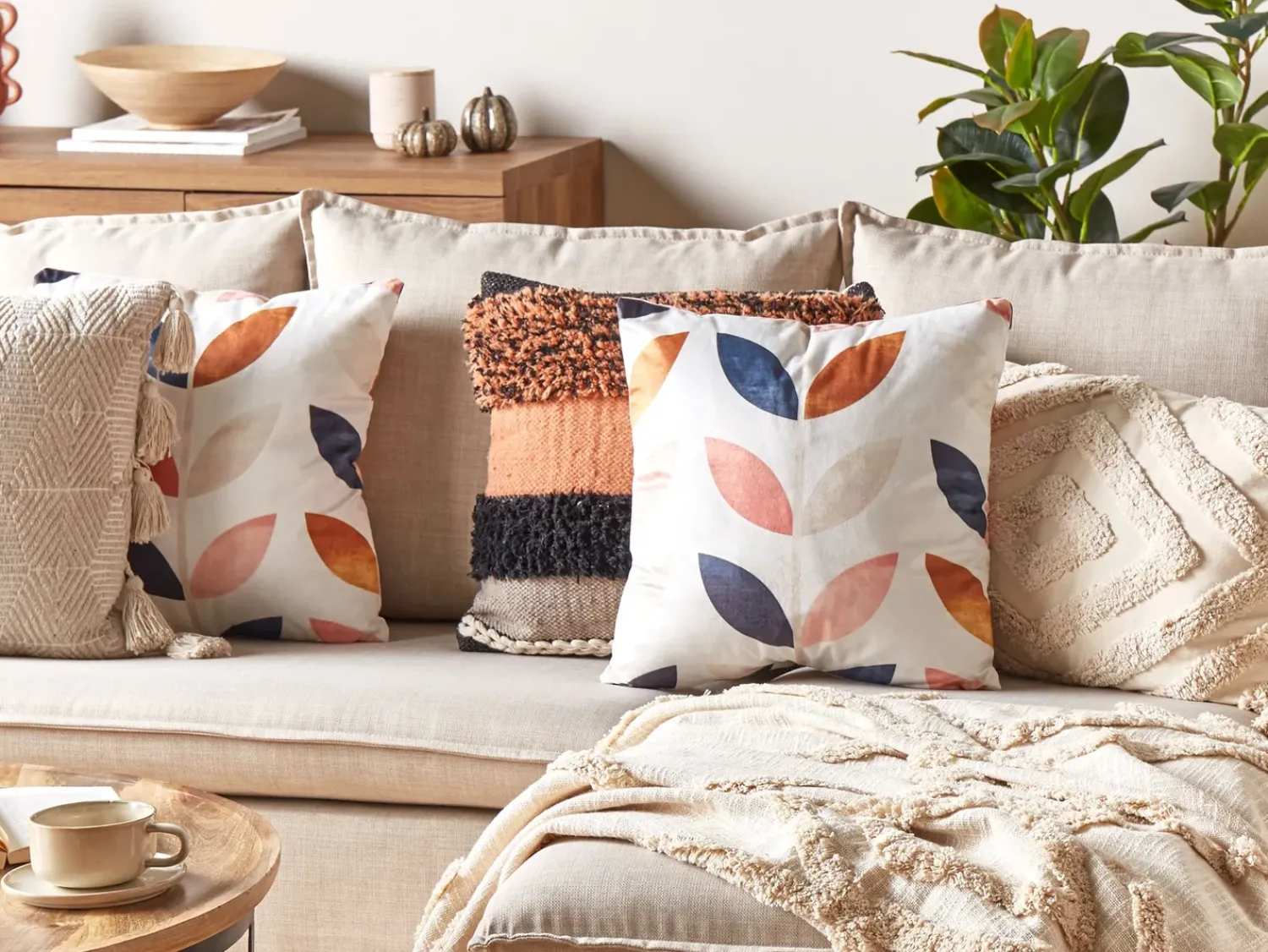 Outlet Beliani Set di 2 cuscini QUINOA Velluto 45 x 45 cm Multicolore Trama di piante Bianco Multicolore