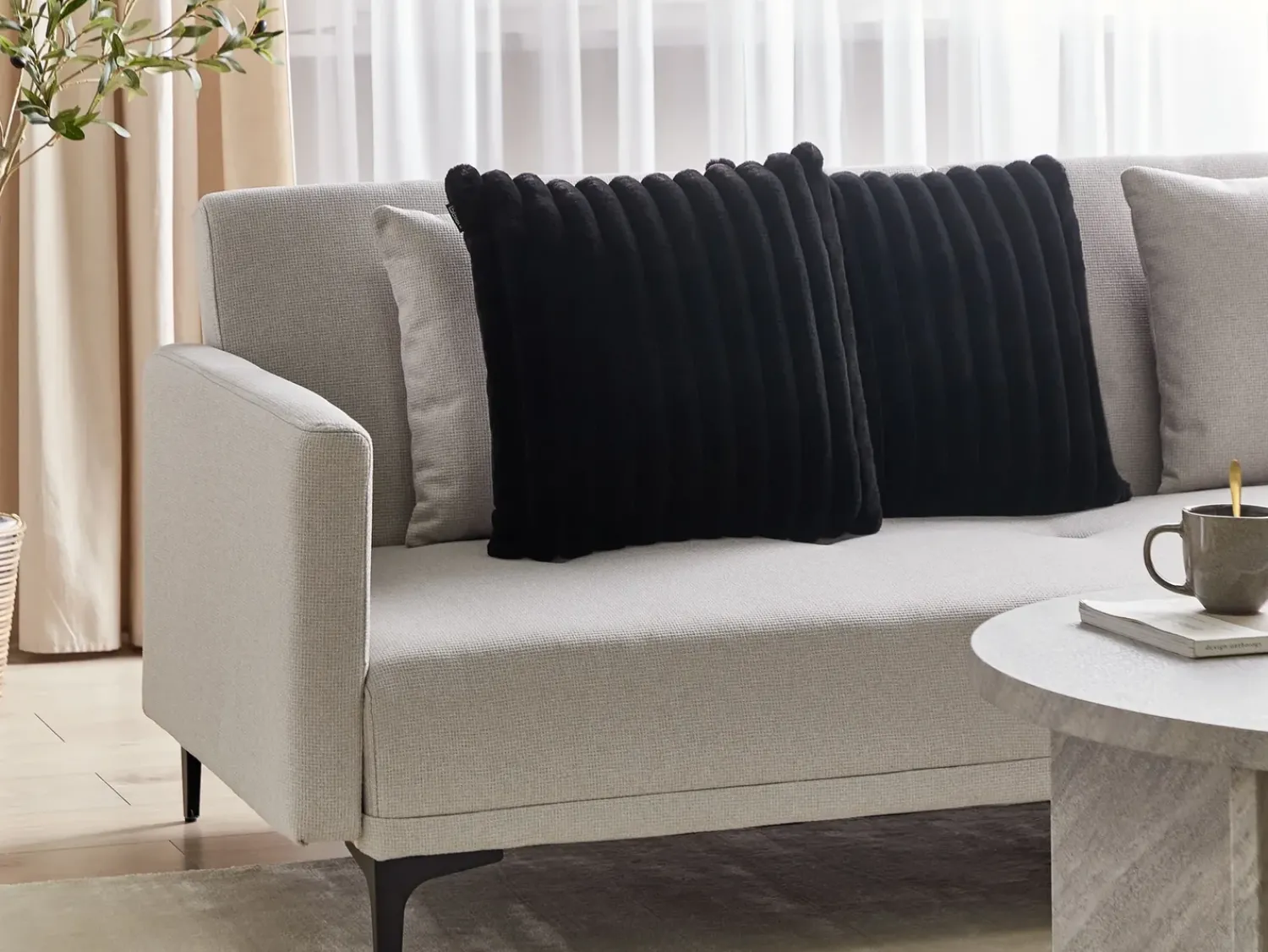 Sale Beliani Set di 2 cuscini RAKYA Finta pelliccia 45 x 45 cm Nero A strisce Bianco