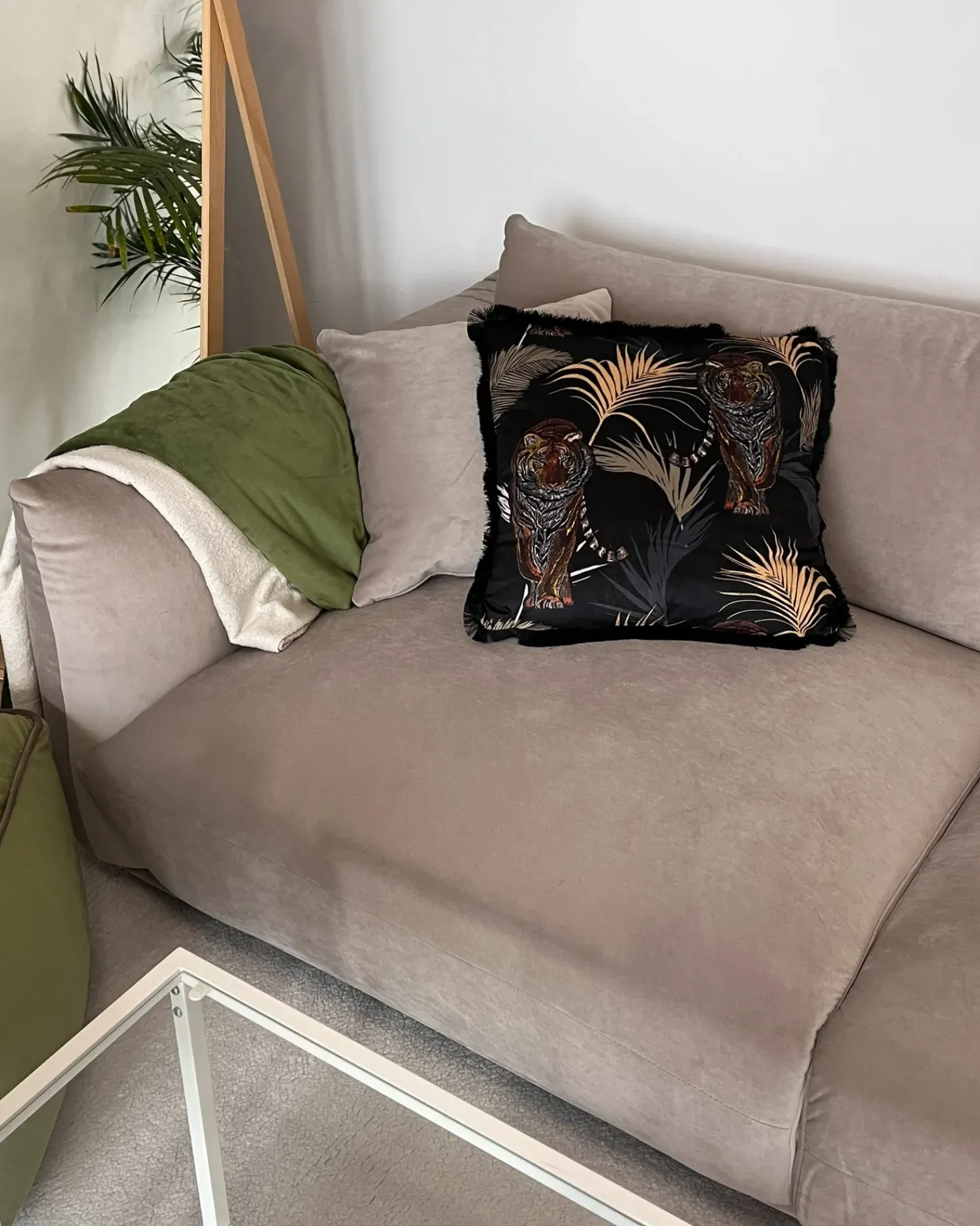 Outlet Beliani Set di 2 cuscini RAMTEK Velluto 45 x 45 cm Nero Trama animale Arancione Beige Grigio Nero