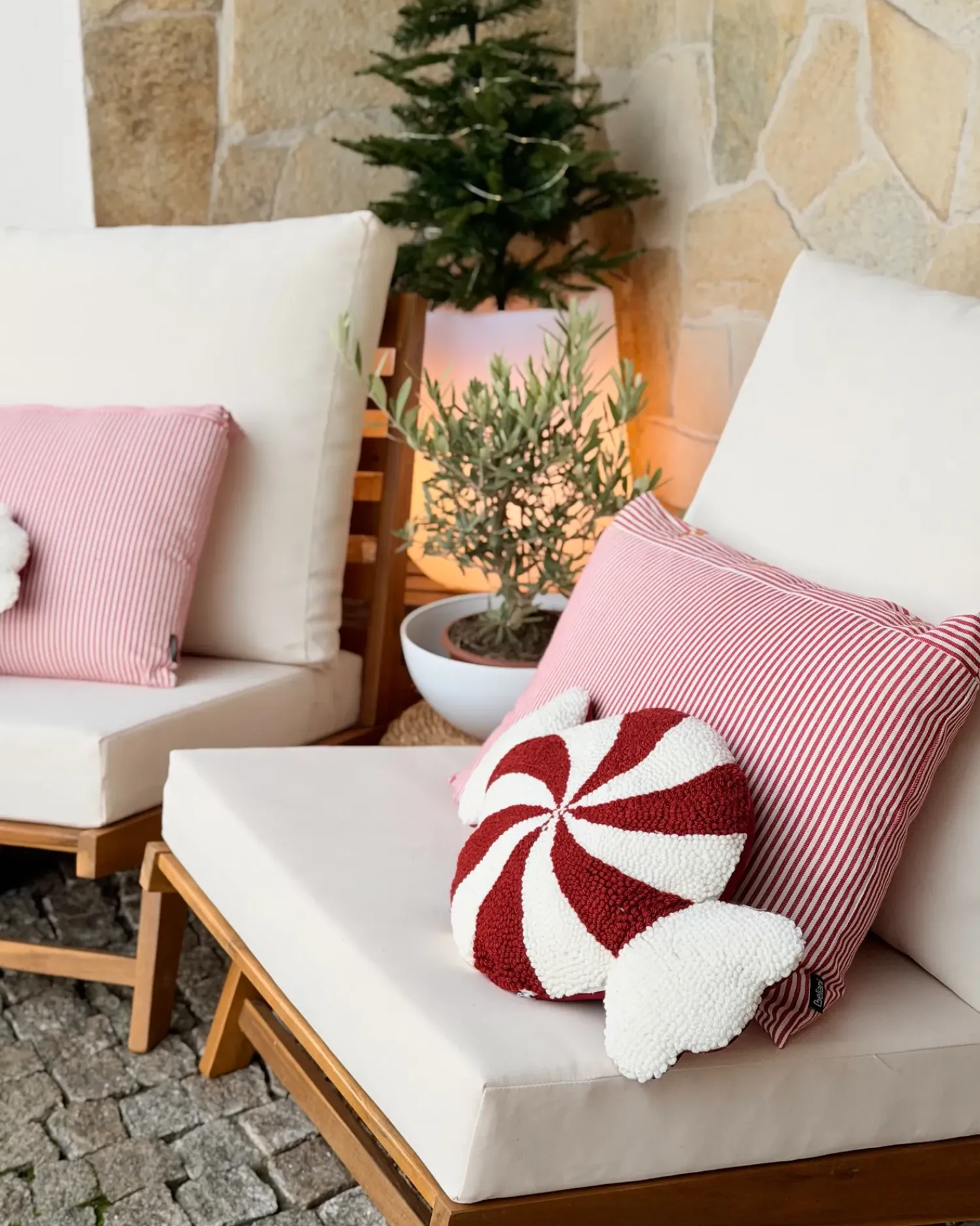 Sale Beliani Set di 2 cuscini SPIRAL CANDY Bouclé 35 x 58 cm Bianco Modello natalizio Bianco Rosso