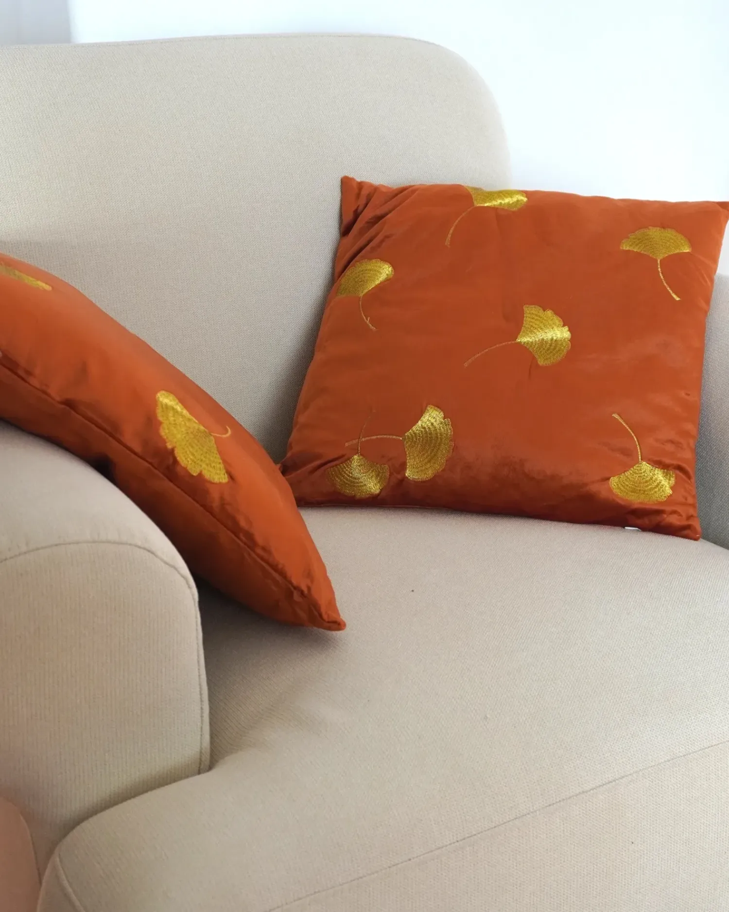 Beliani Set di 2 cuscini TULIP Velluto 45 x 45 cm Arancione Trama di piante Arancione Oro