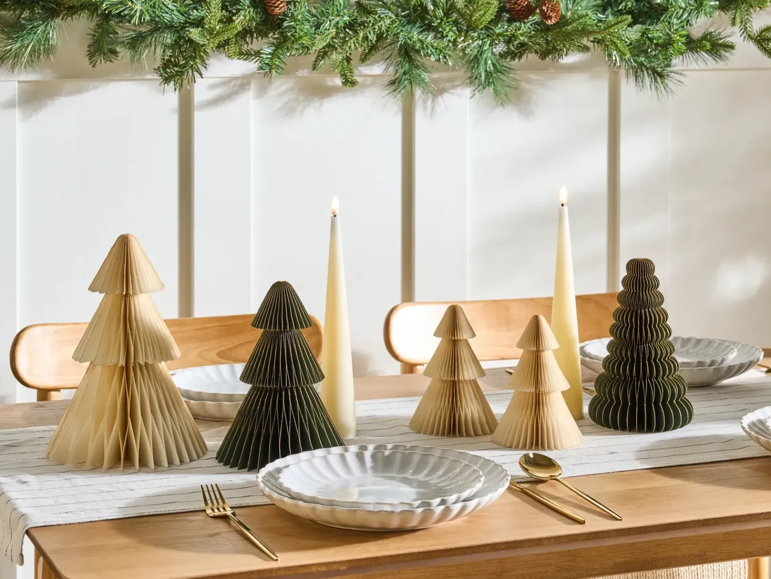 Beliani Set di 5 decorazioni natalizie VORMA Albero di Natale 25 cm Beige/Verde Beige Verde