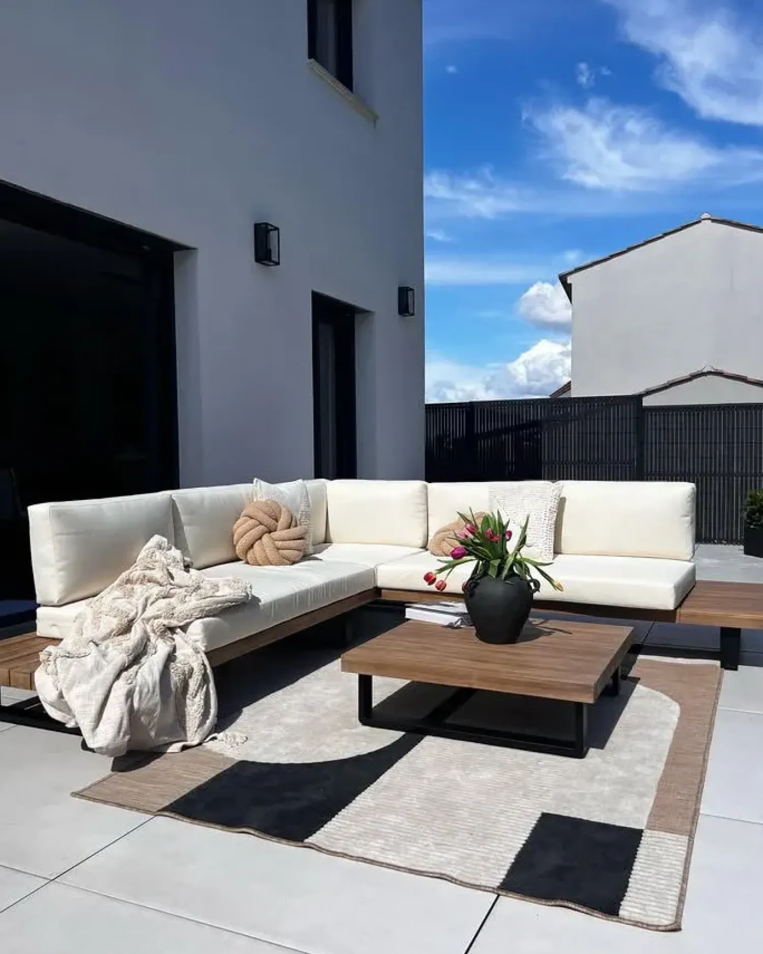 Hot Beliani Set di divani angolari da giardino 5 posti MYKONOS Lato destro Legno di acacia certificato Bianco sporco Bianco Marrone