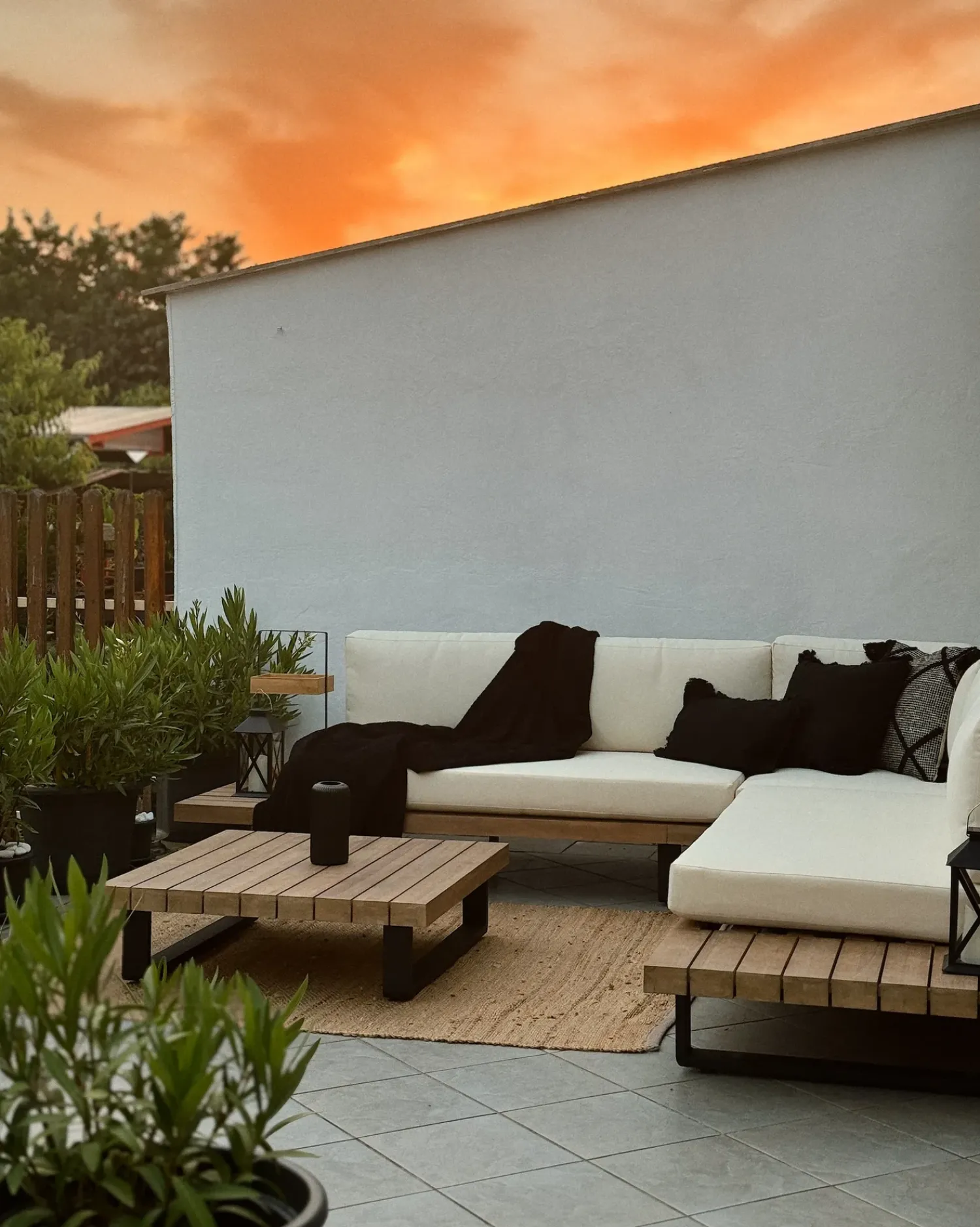 Hot Beliani Set di divani angolari da giardino 5 posti MYKONOS Lato destro Legno di acacia certificato Bianco sporco Bianco Marrone