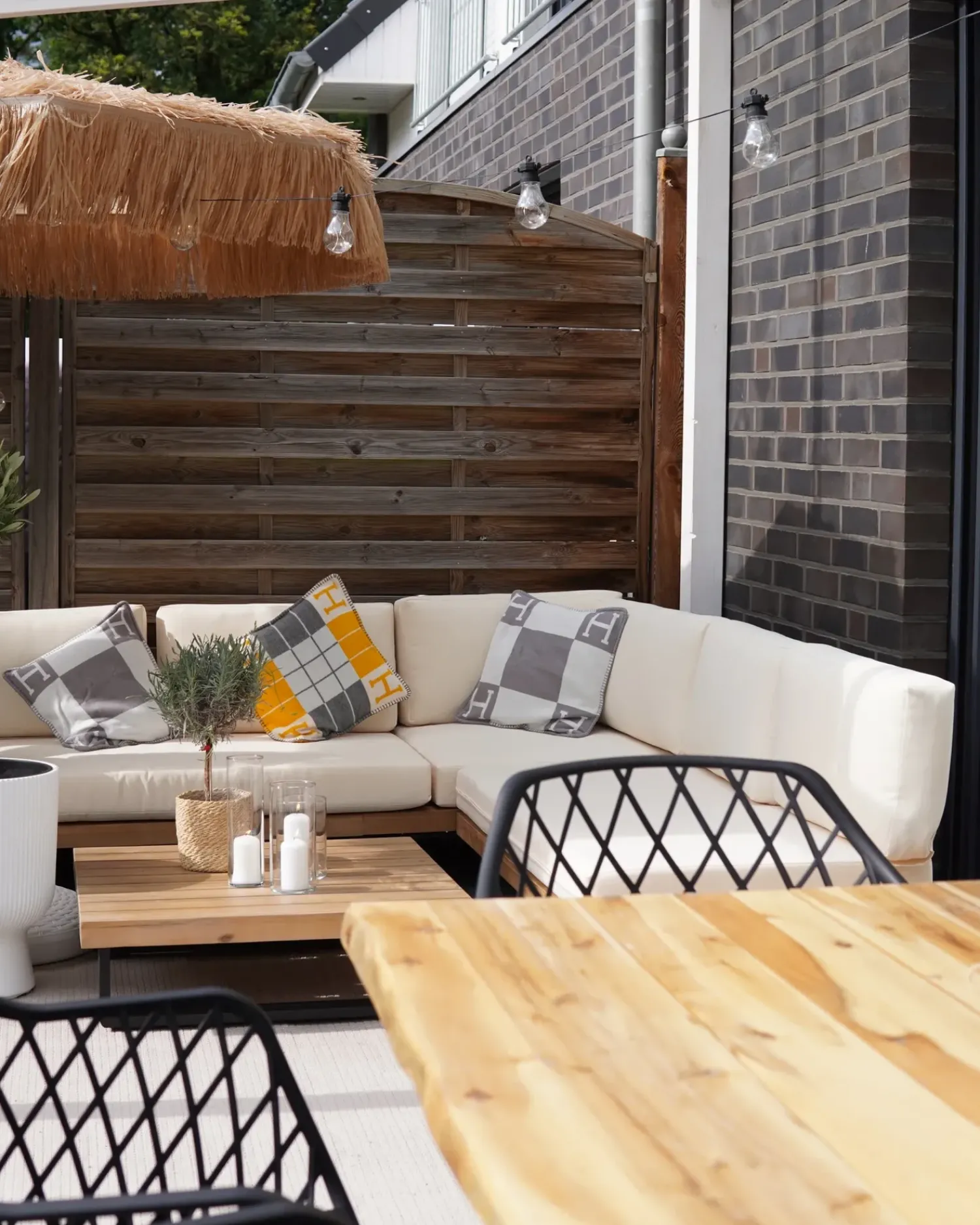 Hot Beliani Set di divani angolari da giardino 5 posti MYKONOS Lato destro Legno di acacia certificato Bianco sporco Bianco Marrone