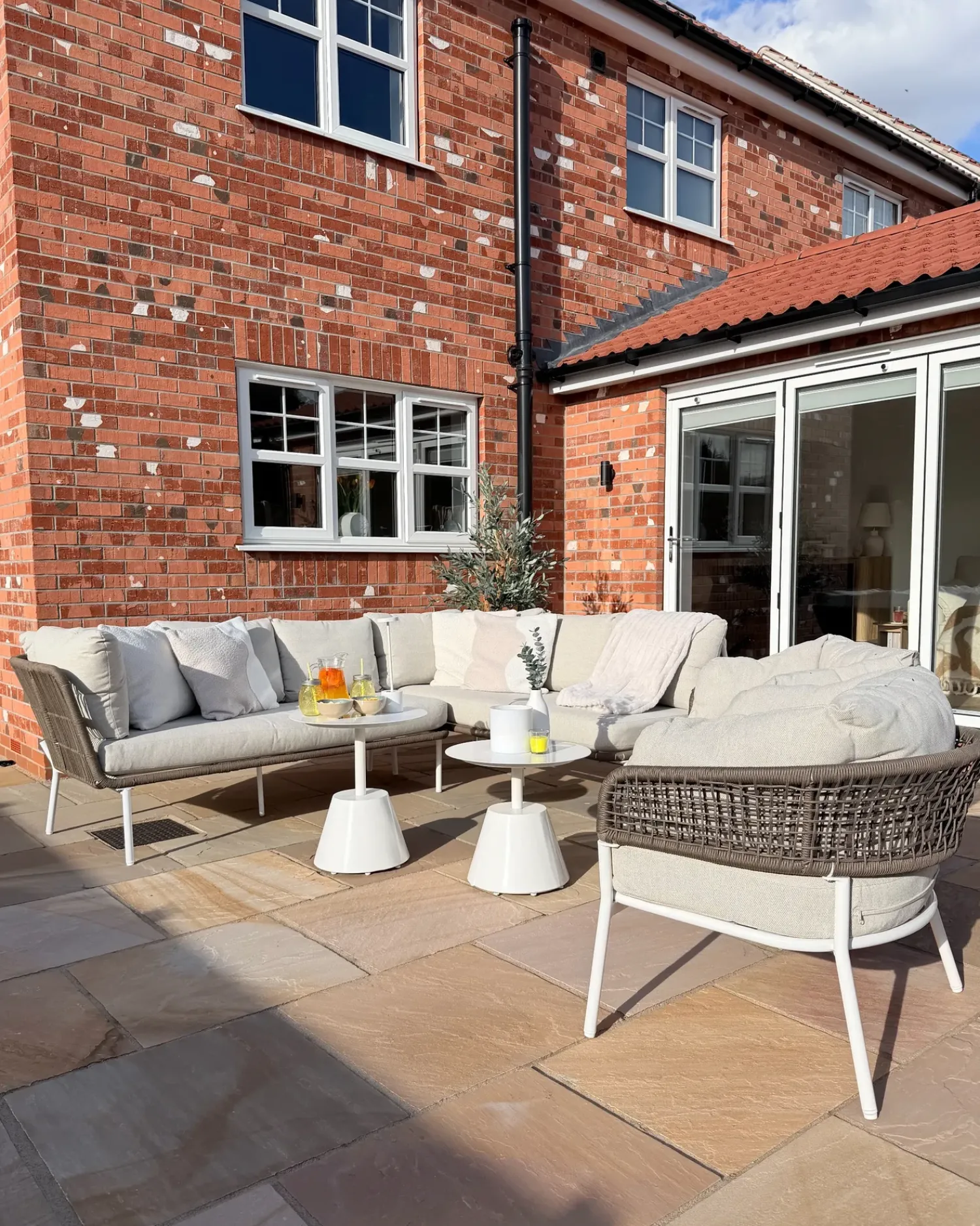 Beliani Set di divani da giardino 7 posti ROBELLA con tavoli Beige Bianco Beige Marrone