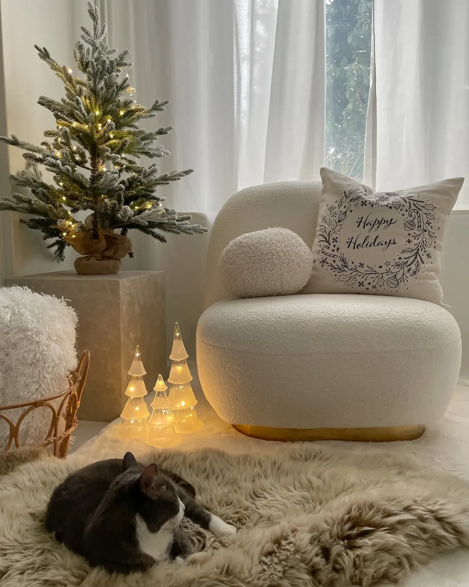 Hot Beliani Set di 3 figure LED KIERINKI Albero di Natale 22/27/33 cm Bianco Bianco Trasparente