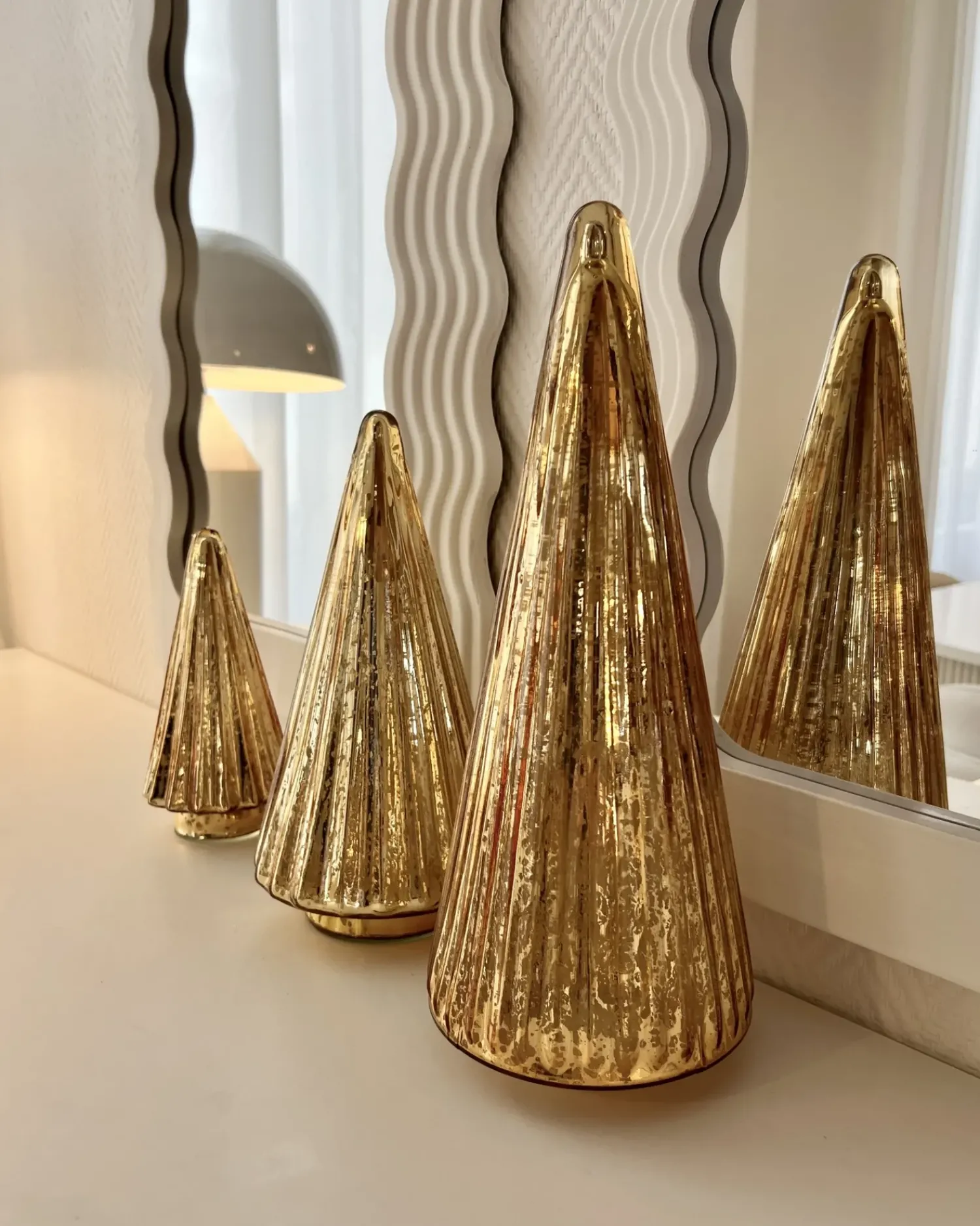 Beliani Set di 3 figure OYEREN Albero di Natale 21/29/37 cm Oro
