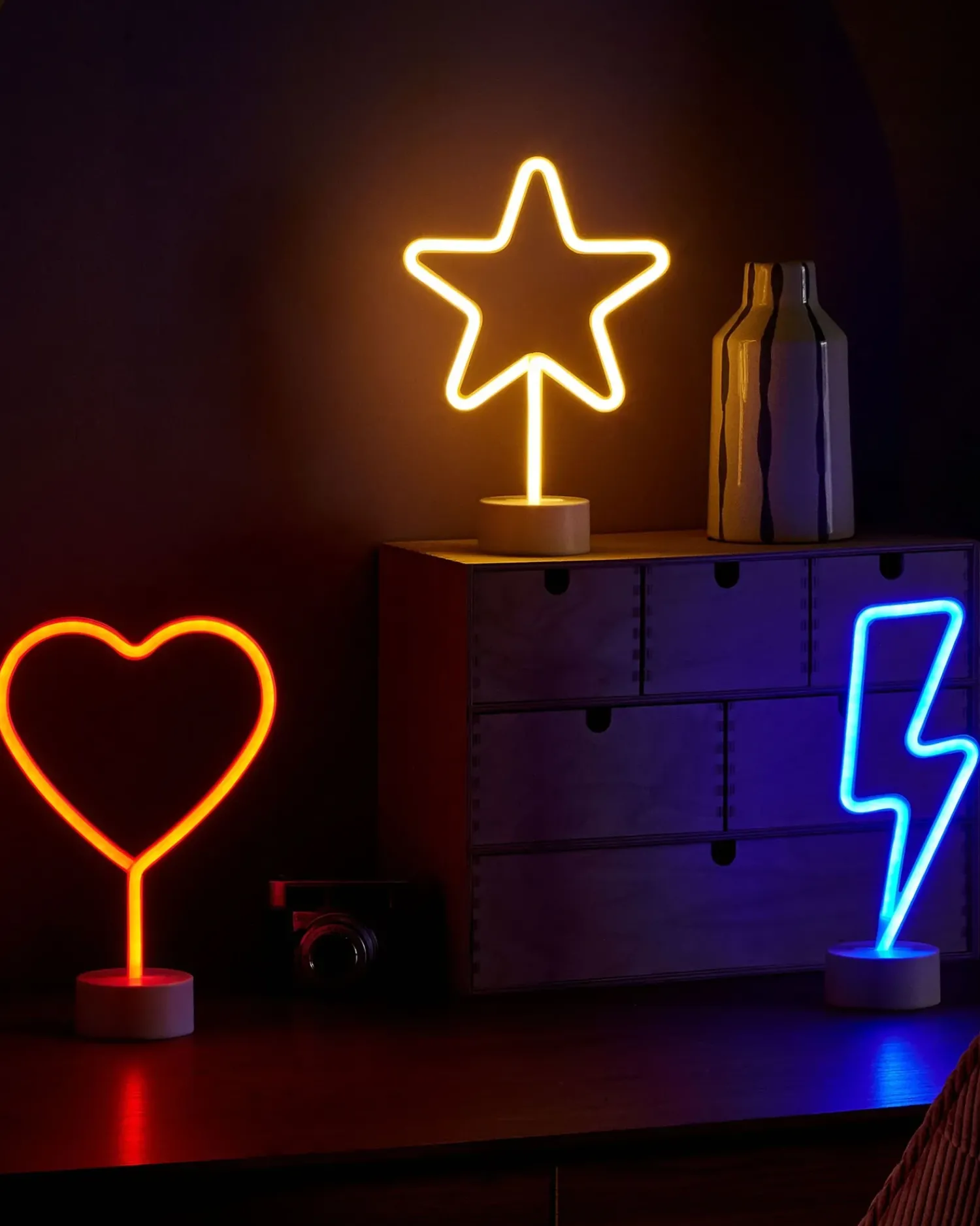 Hot Beliani Set di 3 insegne LED al neon FLORETTA Multicolore Giallo Rosso Blu Multicolore