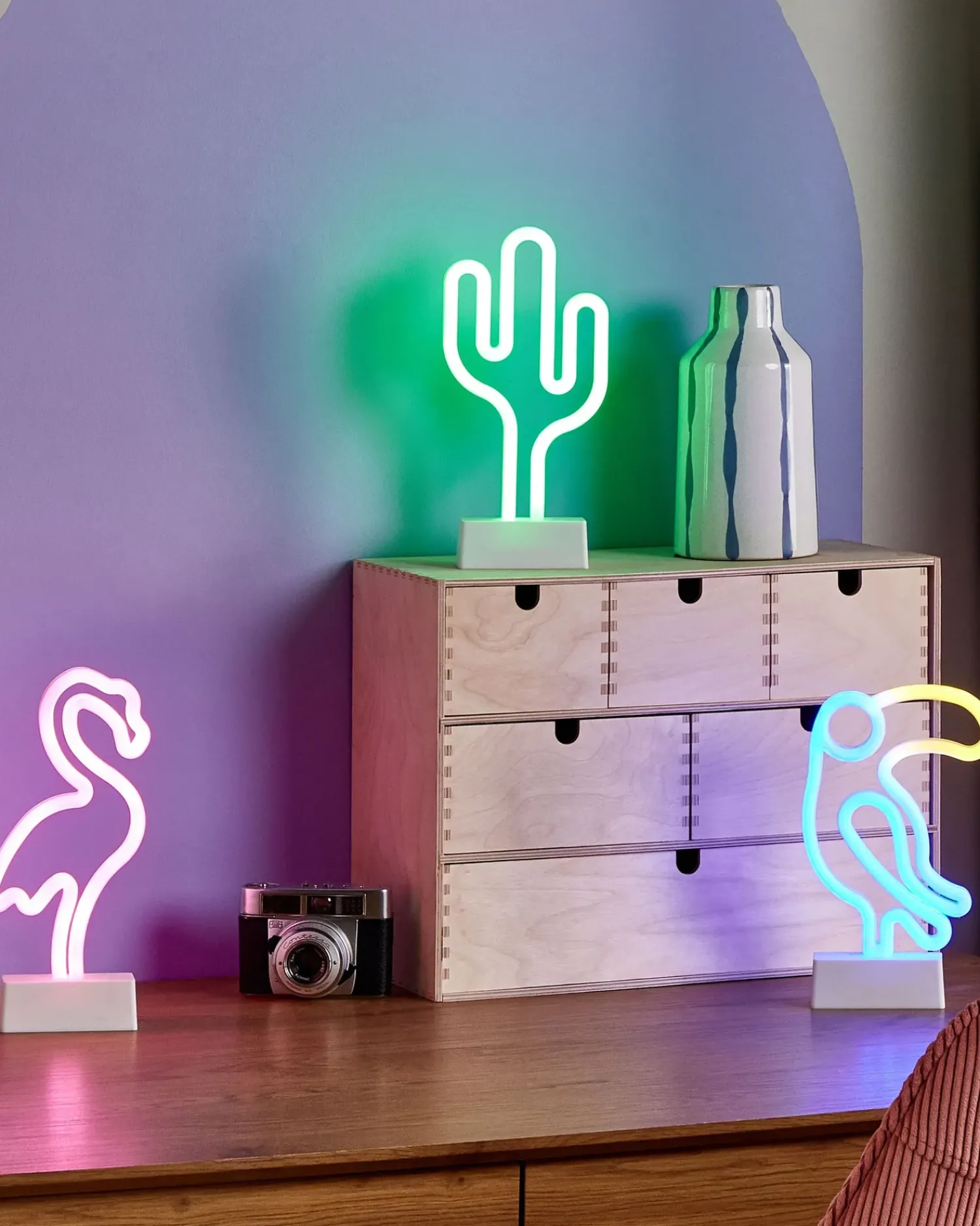 Clearance Beliani Set di 3 insegne LED al neon MABEL Multicolore Rosa Blu Verde Multicolore