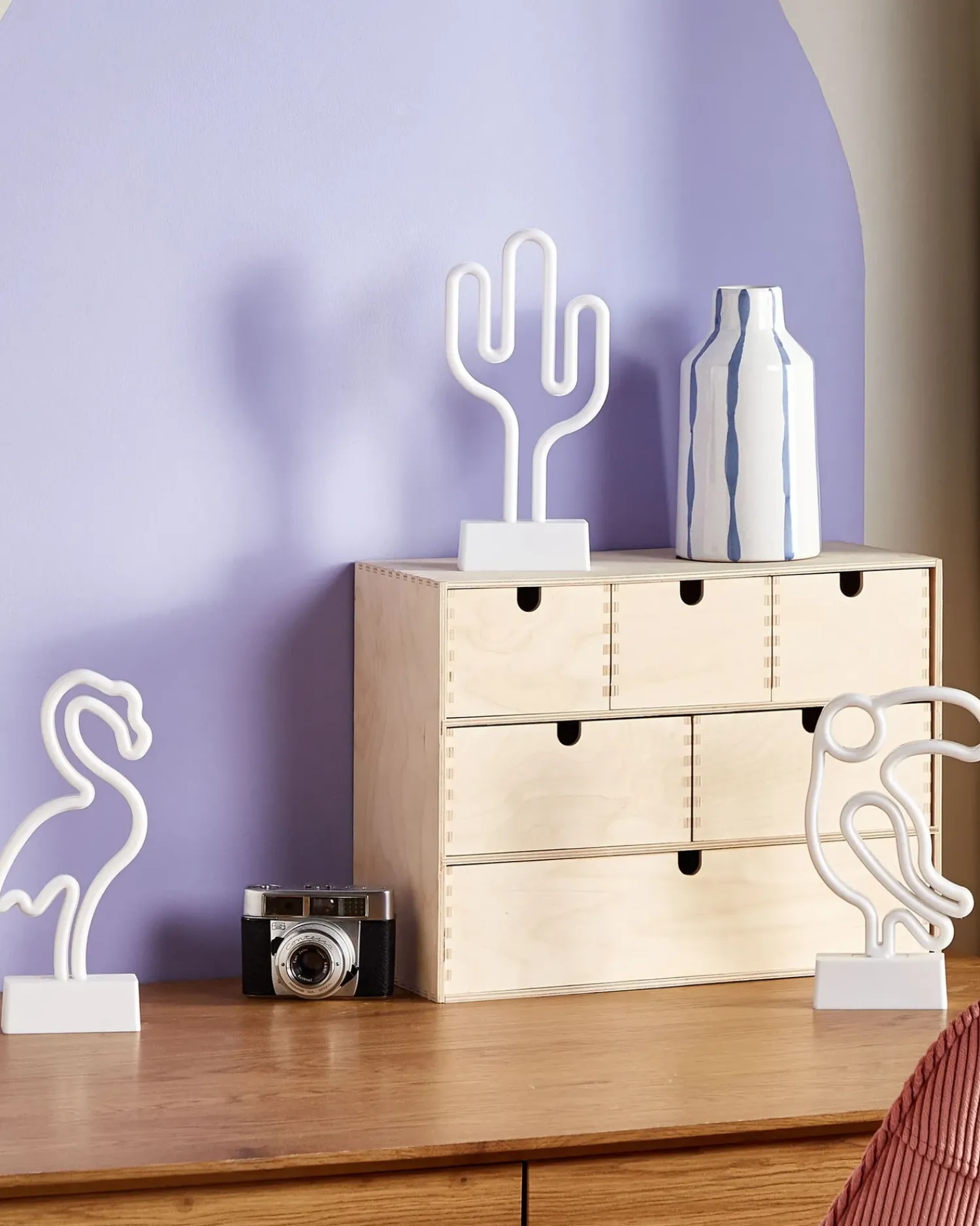 Clearance Beliani Set di 3 insegne LED al neon MABEL Multicolore Rosa Blu Verde Multicolore