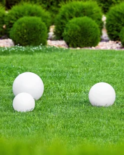 New Beliani Set di 3 lampade solari a sfera LED per esterni LOBAINA con telecomando Bianco