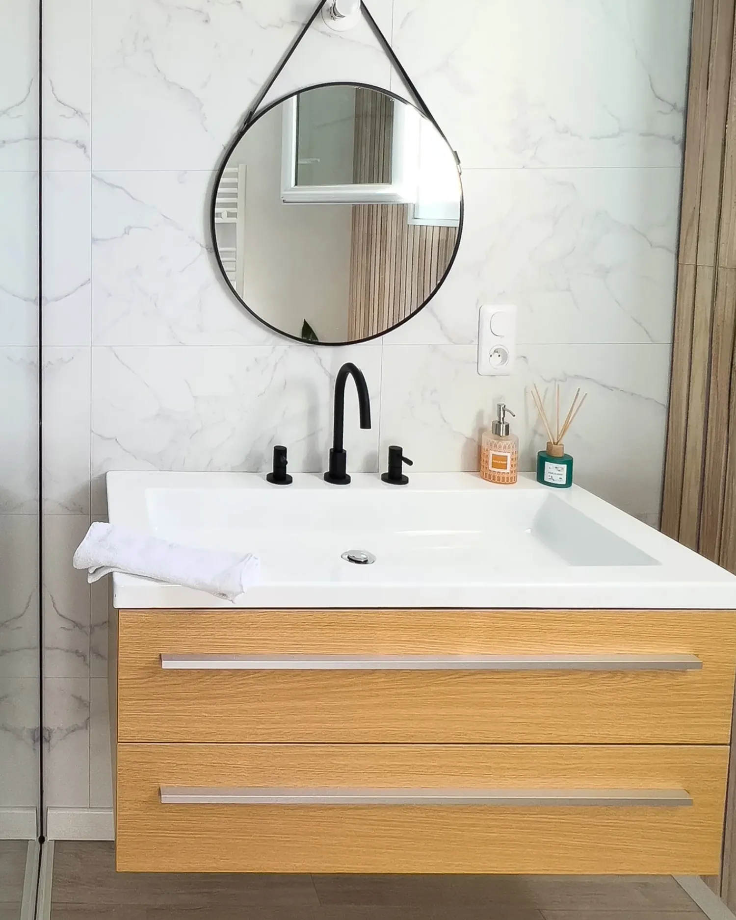 Sale Beliani Set di mobili da bagno ALMERIA Beige Argento Bianco Beige