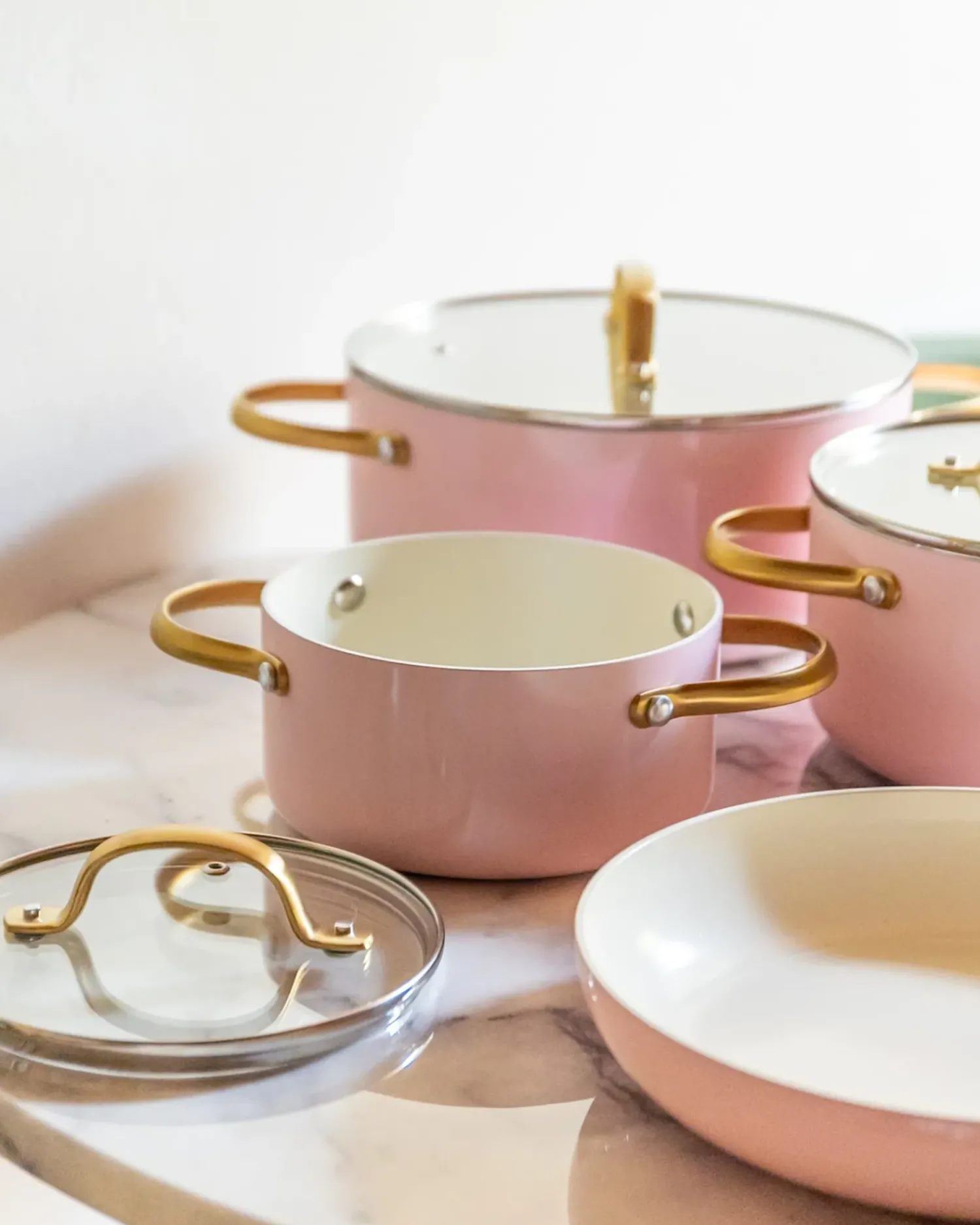 Clearance Beliani Set di 7 padelle ELITE PRO Rosa pastello Bianco Oro Rosa