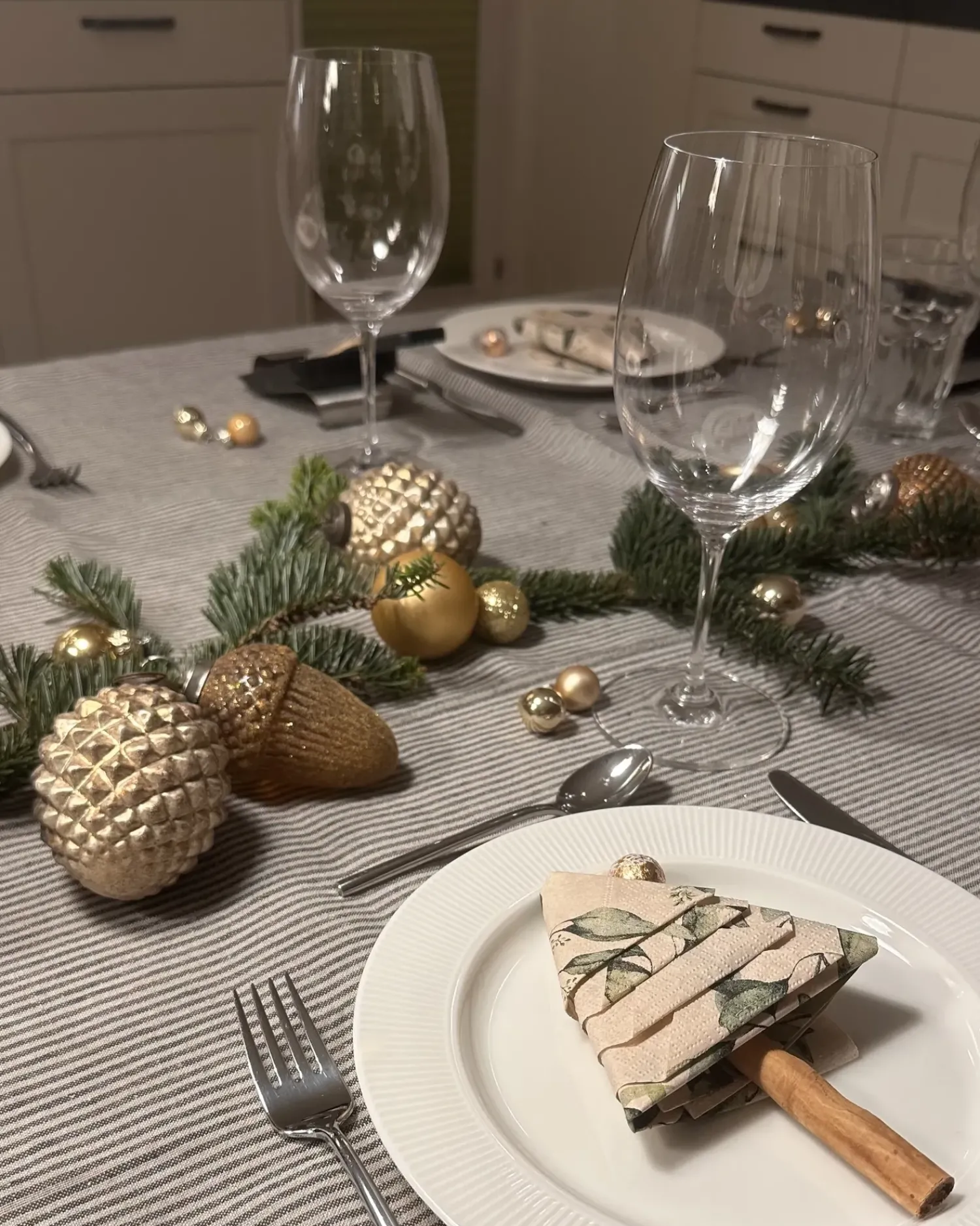 Best Beliani Set di 6 palline decorative AMBRE Vetro Oro Argento Oro