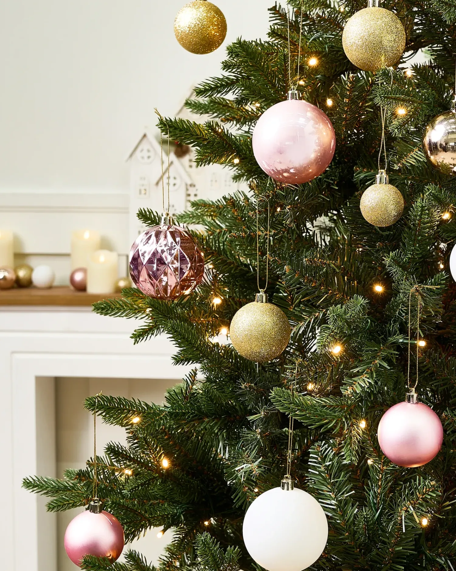 Best Beliani Set di 114 palline decorative GJENDE Rosa Rosa Oro