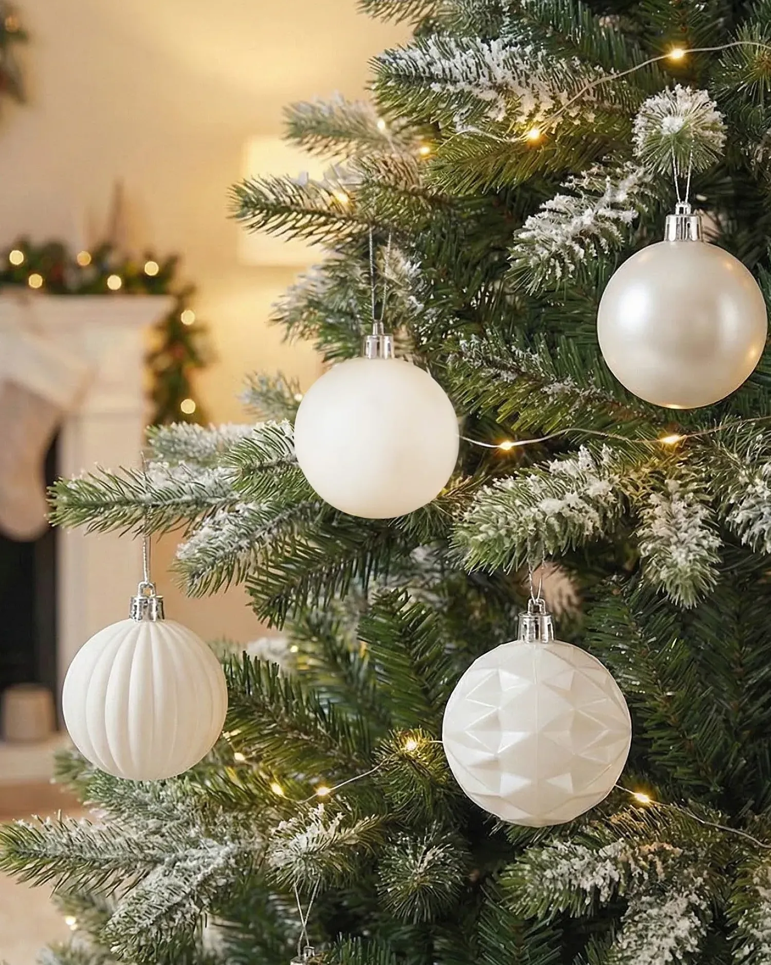 Beliani Set di 40 palline decorative SAIMAA Bianco sporco Argento Bianco
