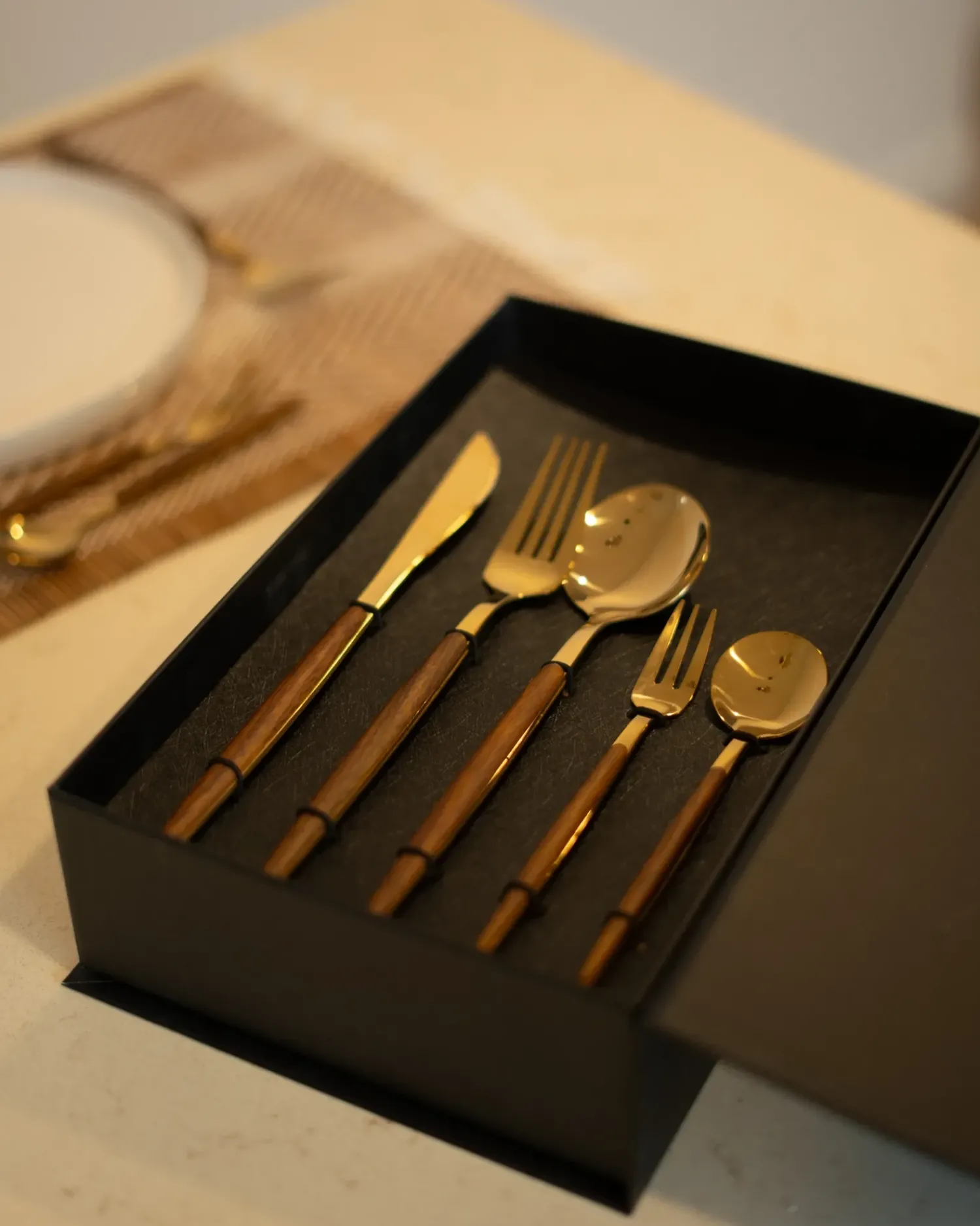 Beliani Set di 30 posate GEMELLI Oro Oro Marrone