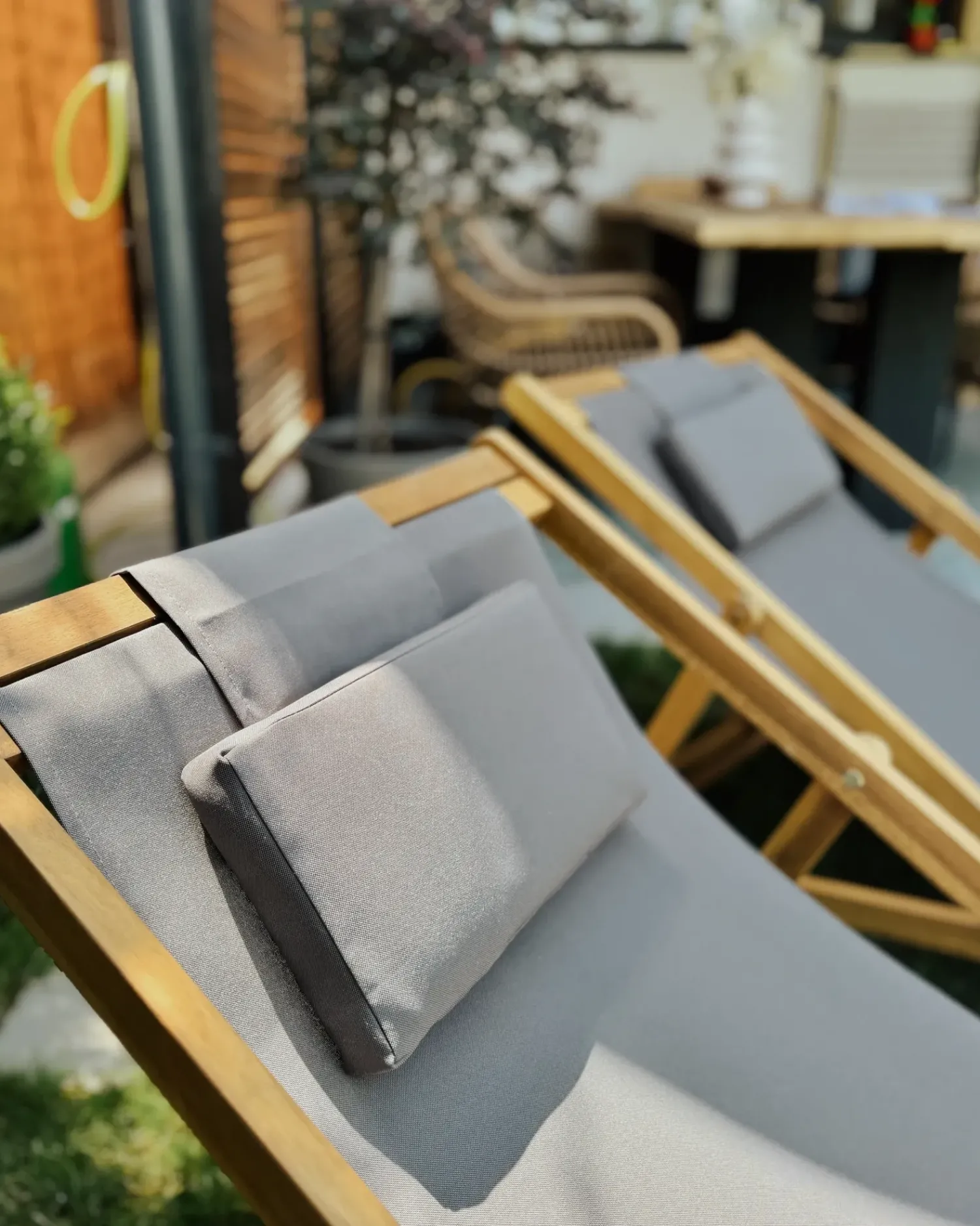 Outlet Beliani Set di 2 sedie a sdraio pieghevoli AVELLINO con Tessuti di Ricambio Legno d'acacia Marrone scuro Grigio Marrone Multicolore