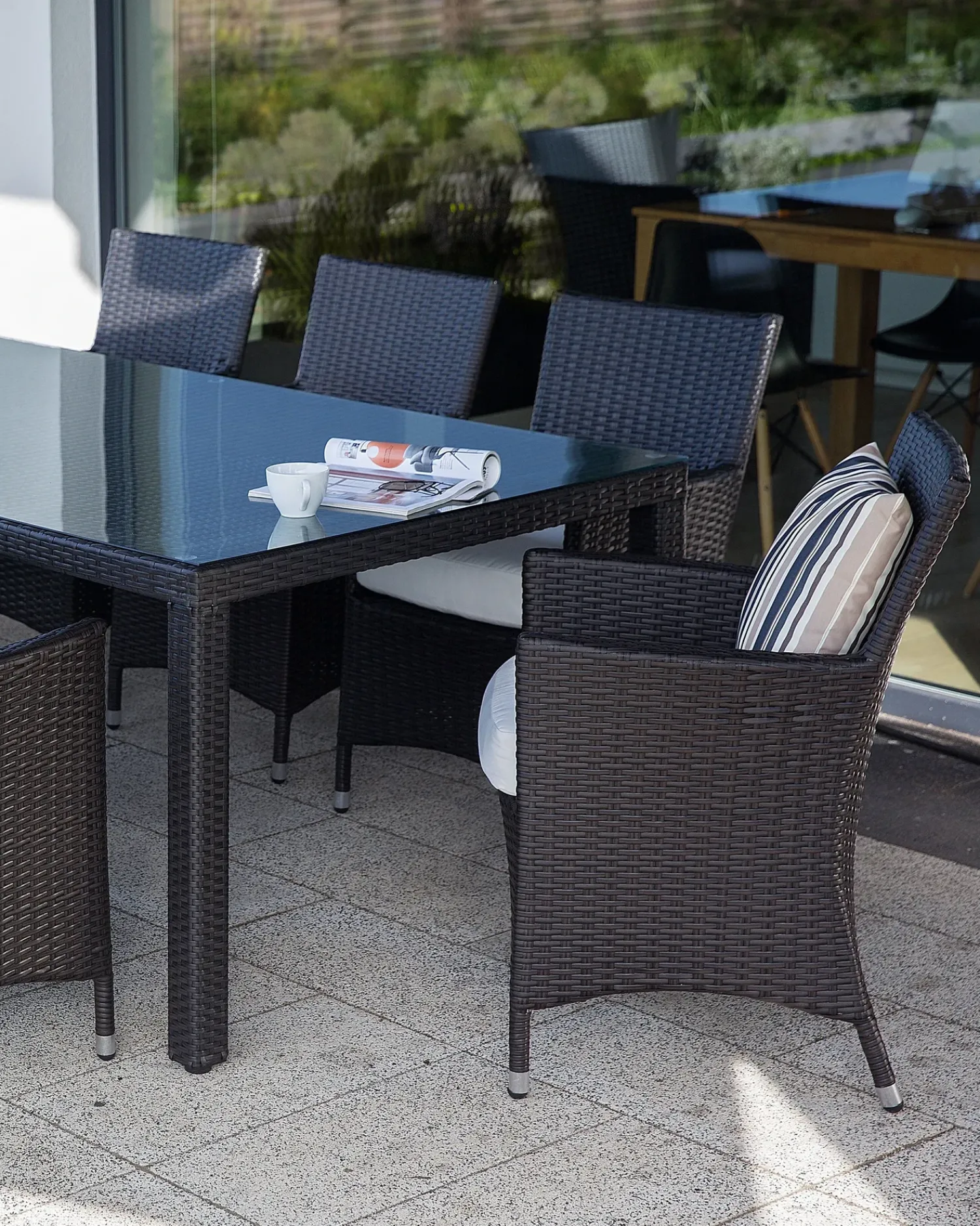 Outlet Beliani Set di 2 sedie da giardino con cuscini ITALY Rattan sintetico (PE) Marrone scuro Bianco Marrone