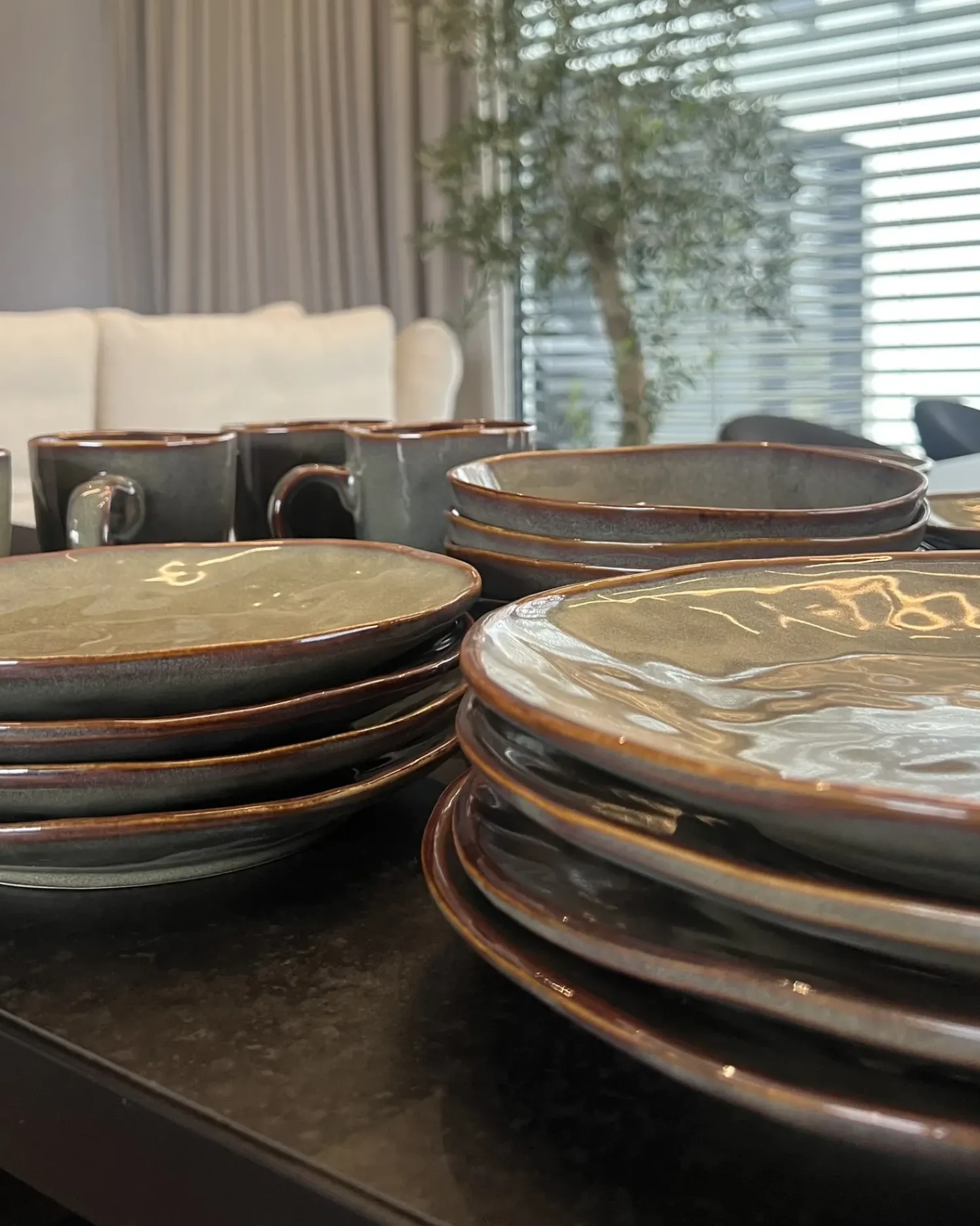 Sale Beliani Set di 16 stoviglie THYME Gres porcellanato Verde scuro Marrone Verde