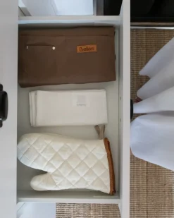 Beliani Set di Tessili da Cucina DAUCUS Marrone Bianco Marrone