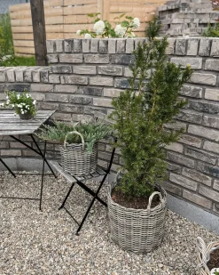 Hot Beliani Set di 3 vasi da fiori in vimini NIKITI Rattan sintetico (PE) 29/35/40 cm Tortora Marrone