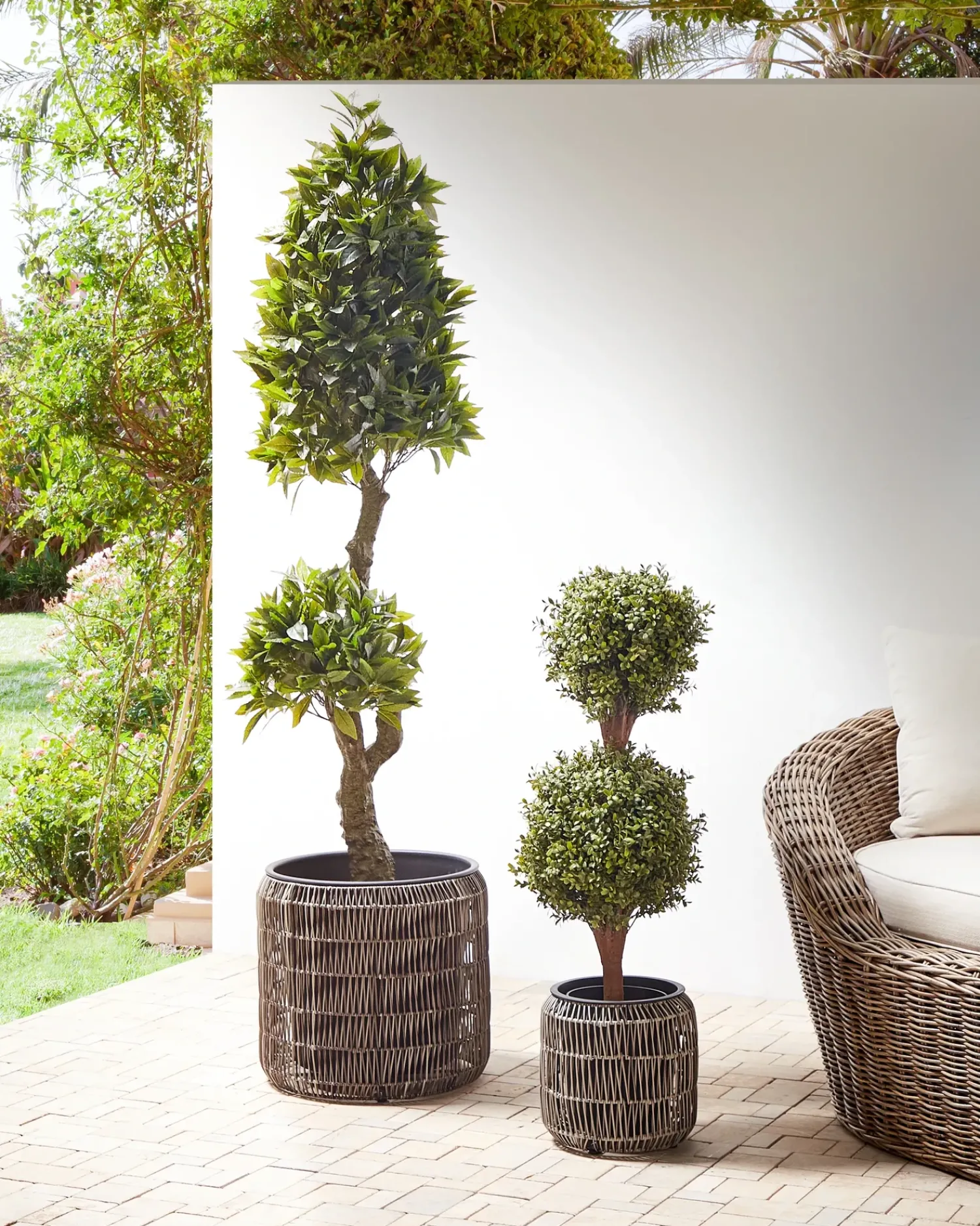 Beliani Set di 2 vasi per piante BRODIEA Rattan sintetico (PE) 26/45 cm chiaro Marrone