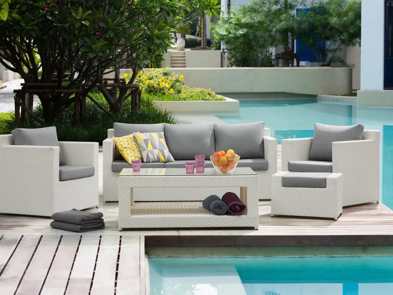 New Beliani Set salotto da giardino con tavolo e pouf 6 posti ROMA Rattan sintetico (PE) Bianco Bianco Grigio