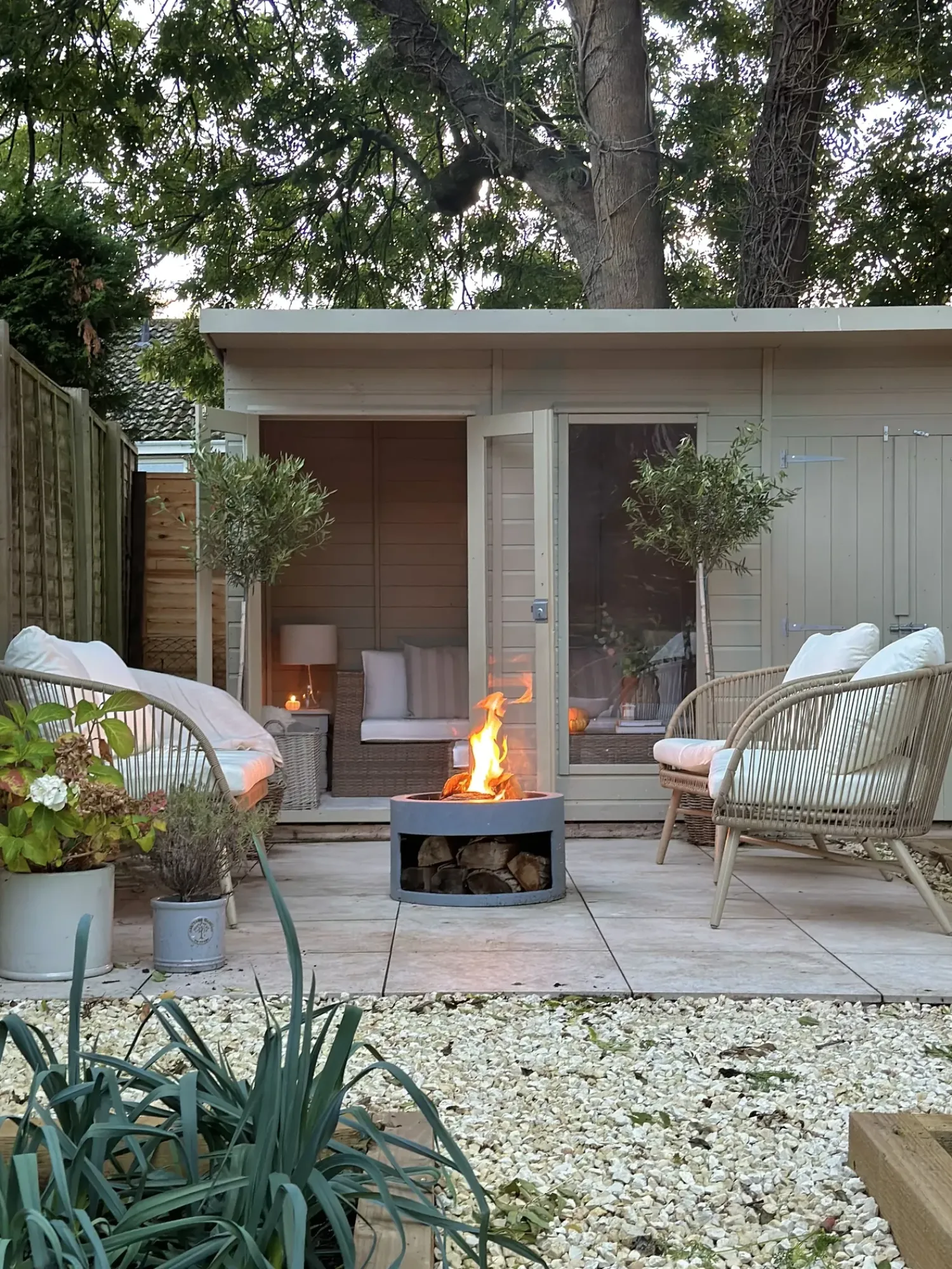 Online Beliani Set salotto da giardino con tavolo e pouf 5 posti BELLUNO Rattan sintetico (PE) Bianco Bianco Argento Marrone