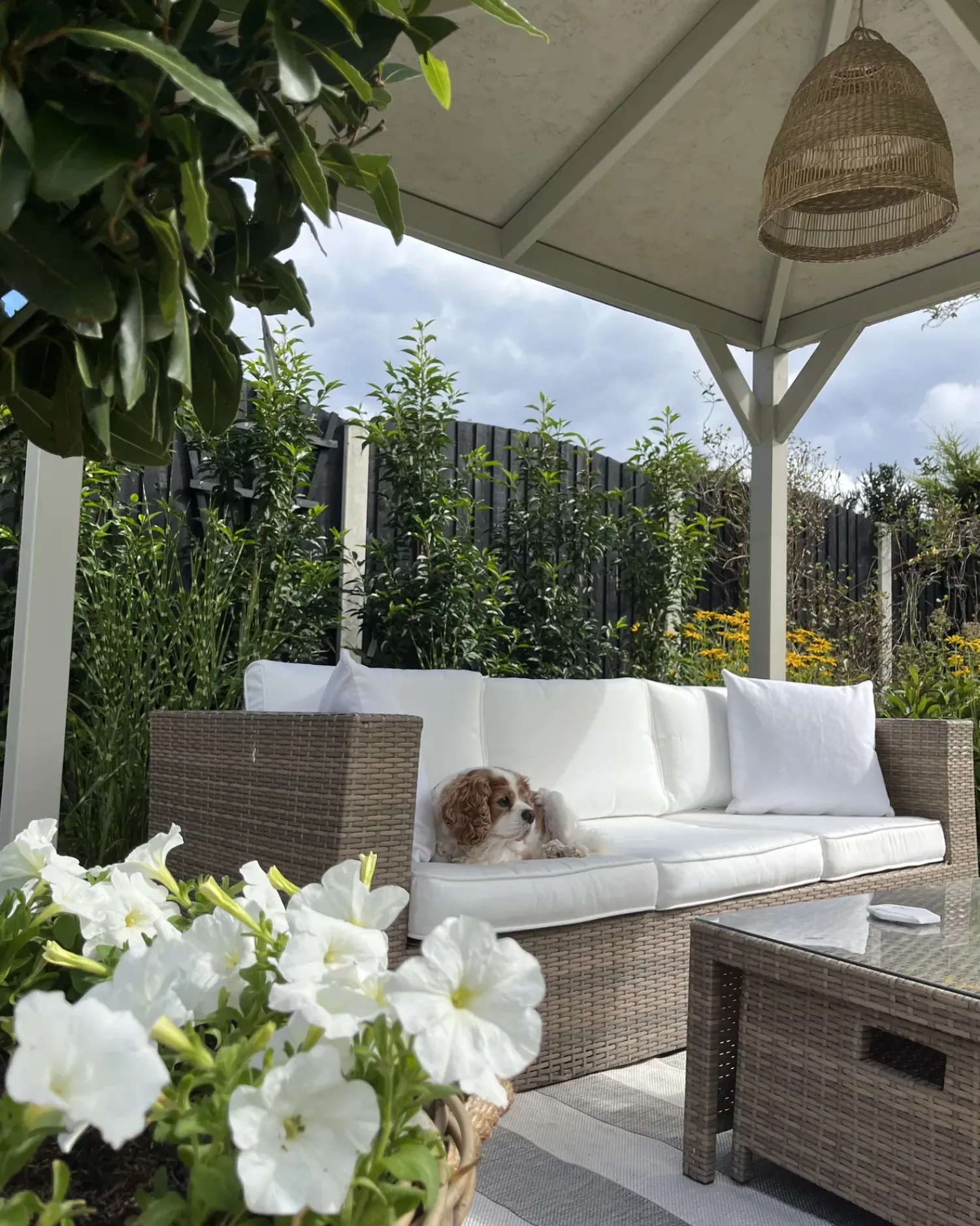 Online Beliani Set salotto da giardino con tavolo e pouf 5 posti BELLUNO Rattan sintetico (PE) Bianco Bianco Argento Marrone