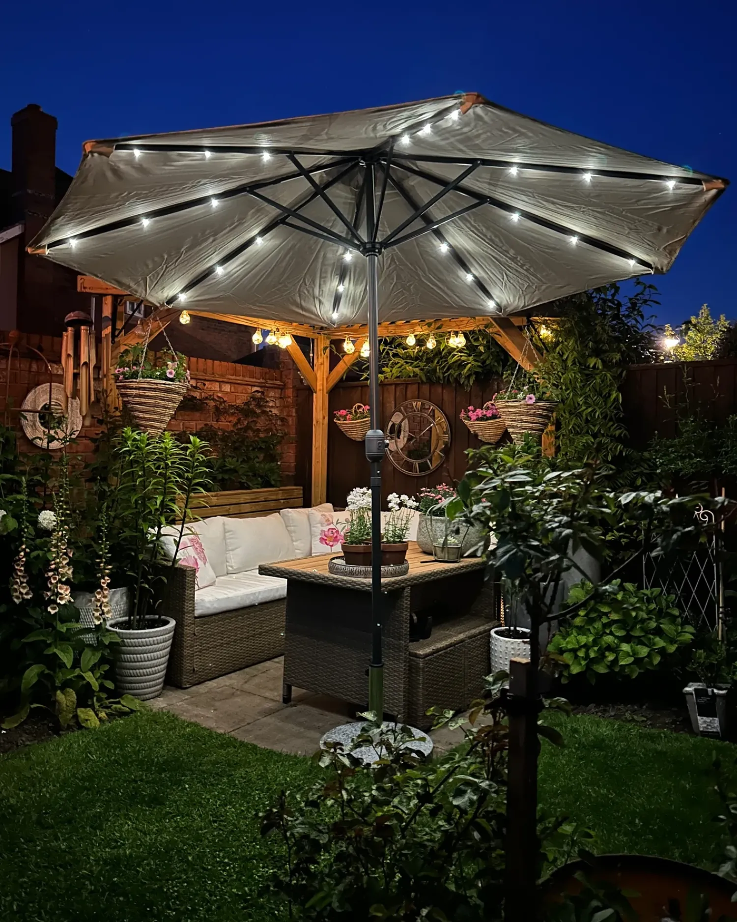 Online Beliani Set salotto da giardino con tavolo e pouf 5 posti BARDI con cuscini Rattan sintetico (PE) Marrone Bianco Marrone