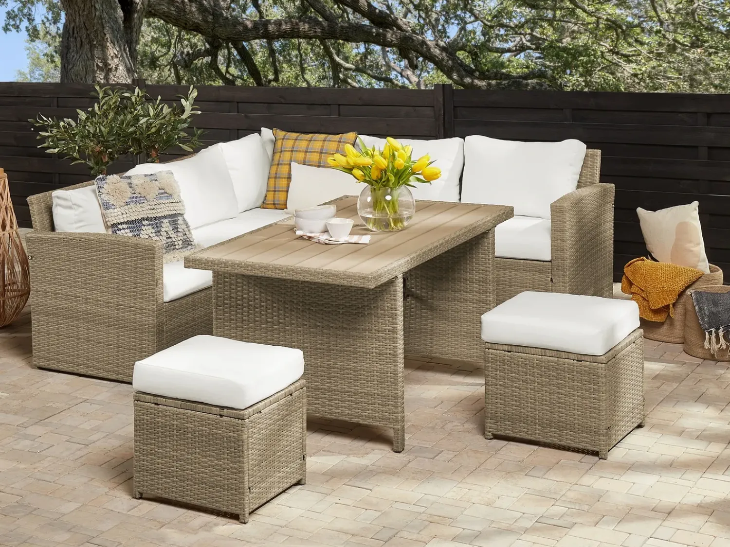Online Beliani Set salotto da giardino con tavolo e pouf 5 posti BARDI con cuscini Rattan sintetico (PE) Marrone Bianco Marrone