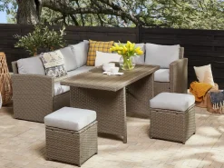 Beliani Set salotto da giardino con tavolo e pouf 5 posti BARDI con cuscini Rattan sintetico (PE) Tortora Beige Naturale Grigio