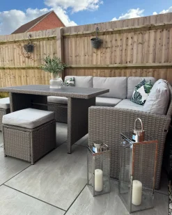 Beliani Set salotto da giardino con tavolo e pouf 5 posti BARDI con cuscini Rattan sintetico (PE) Tortora Beige Naturale Grigio