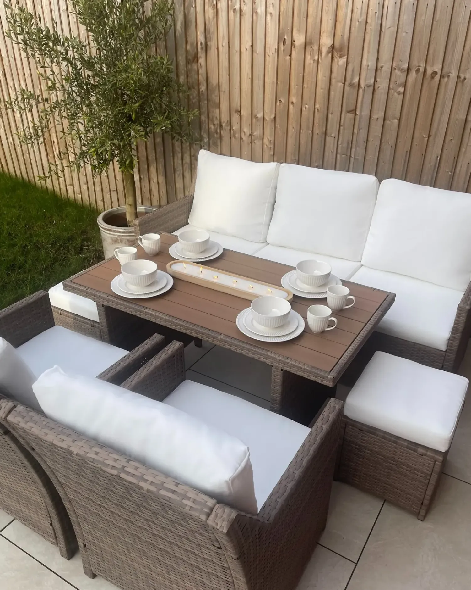Outlet Beliani Set salotto da giardino con tavolo e pouf 5 posti FONTI con cuscini Rattan sintetico (PE) Marrone Bianco Marrone