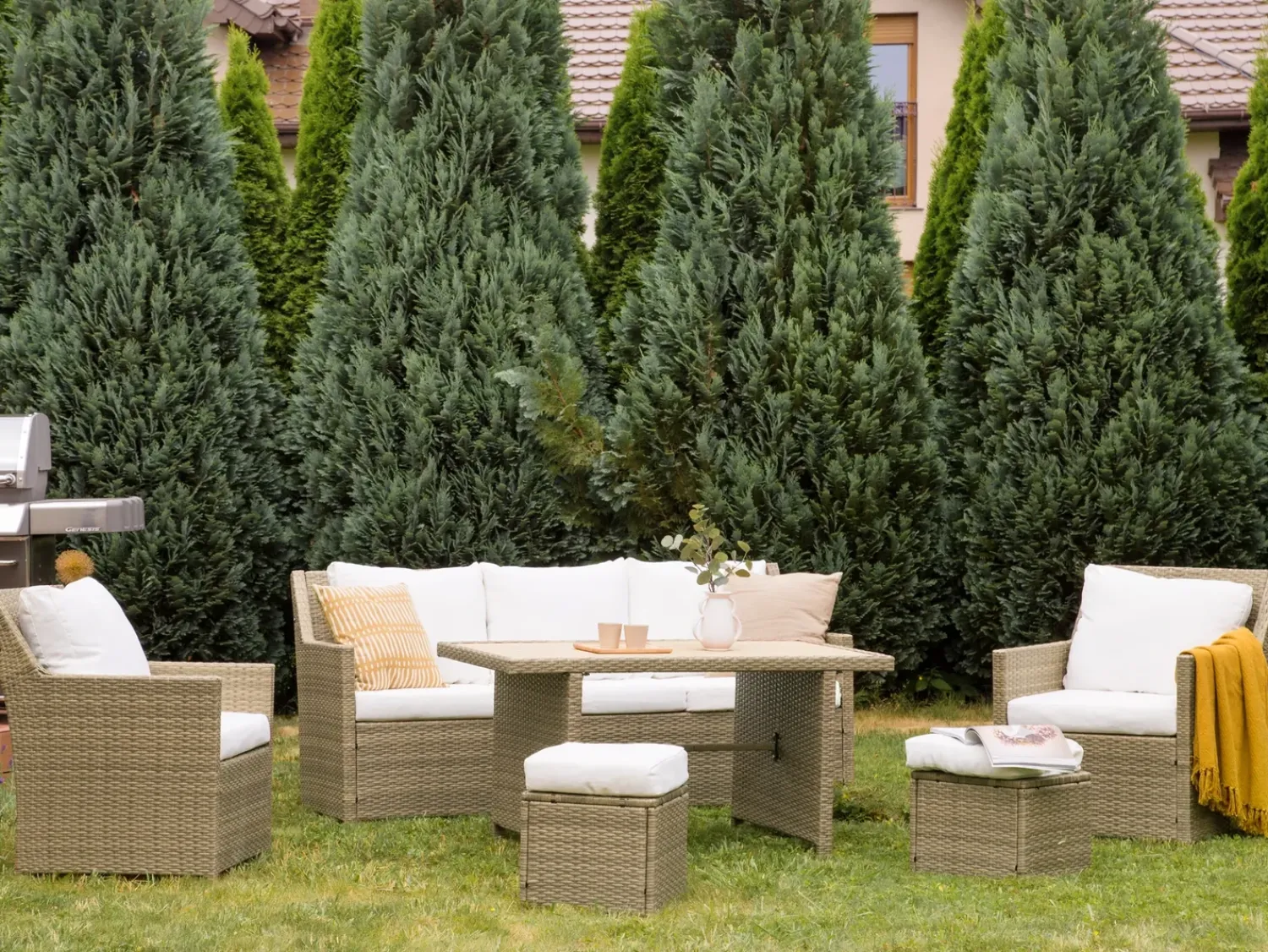 Outlet Beliani Set salotto da giardino con tavolo e pouf 5 posti FONTI con cuscini Rattan sintetico (PE) Marrone Bianco Marrone