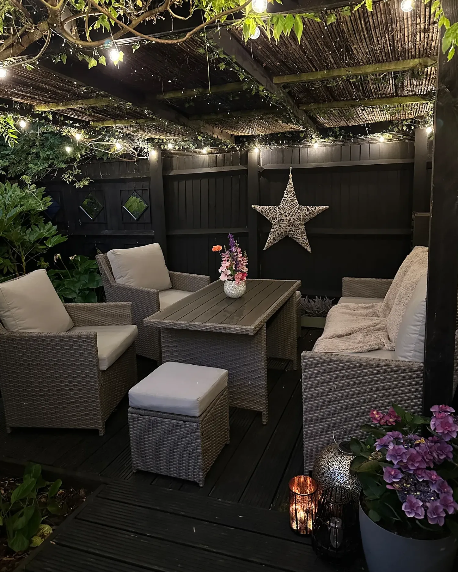 Outlet Beliani Set salotto da giardino con tavolo e pouf 5 posti FONTI con cuscini Rattan sintetico (PE) Marrone Bianco Marrone