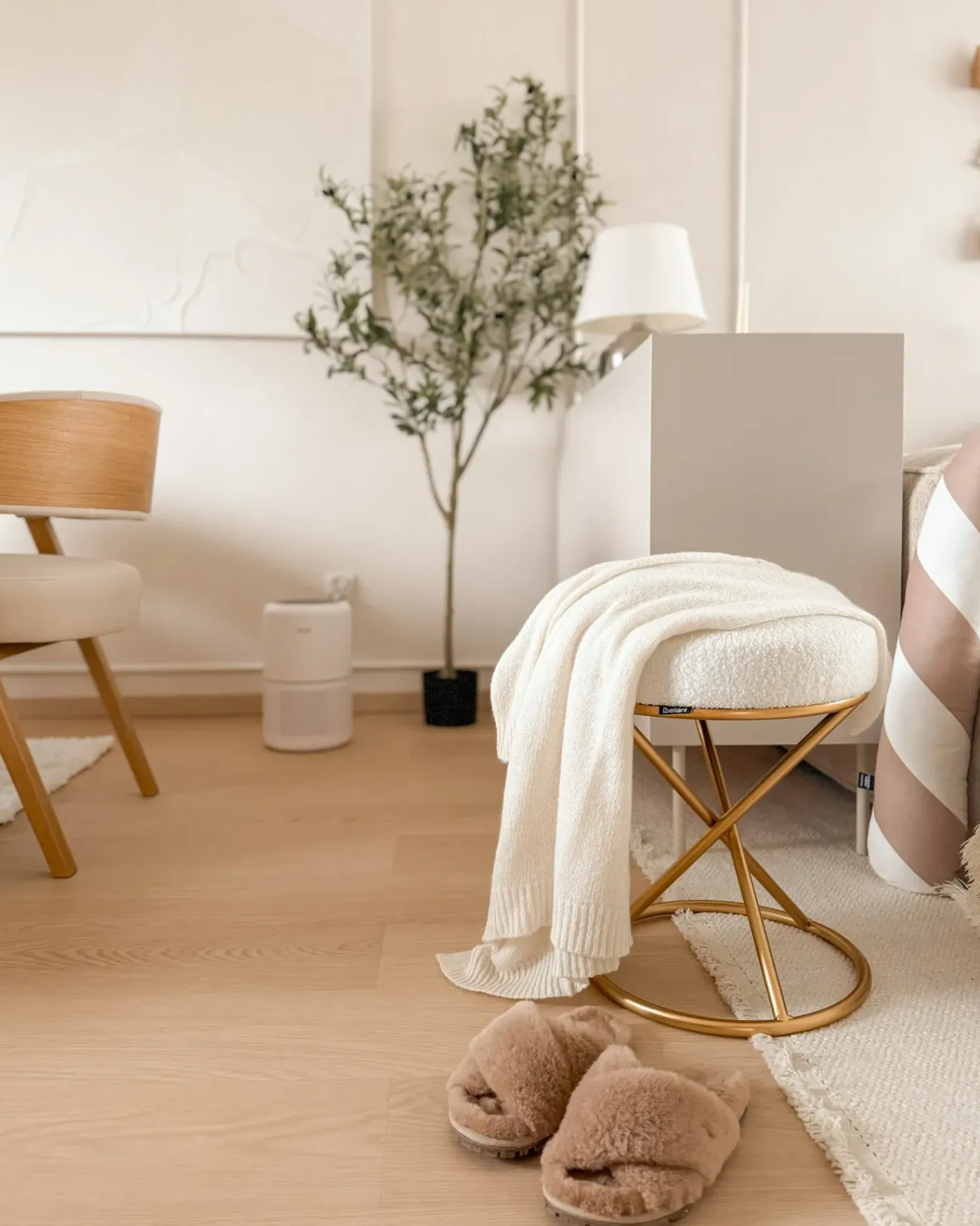 Outlet Beliani Sgabello PRESHO Bouclé Bianco sporco Bianco Oro