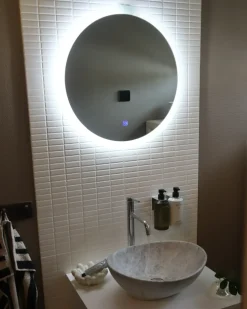 Outlet Beliani Specchio da bagno con luce LED YSER 58 cm 58 cm Argento