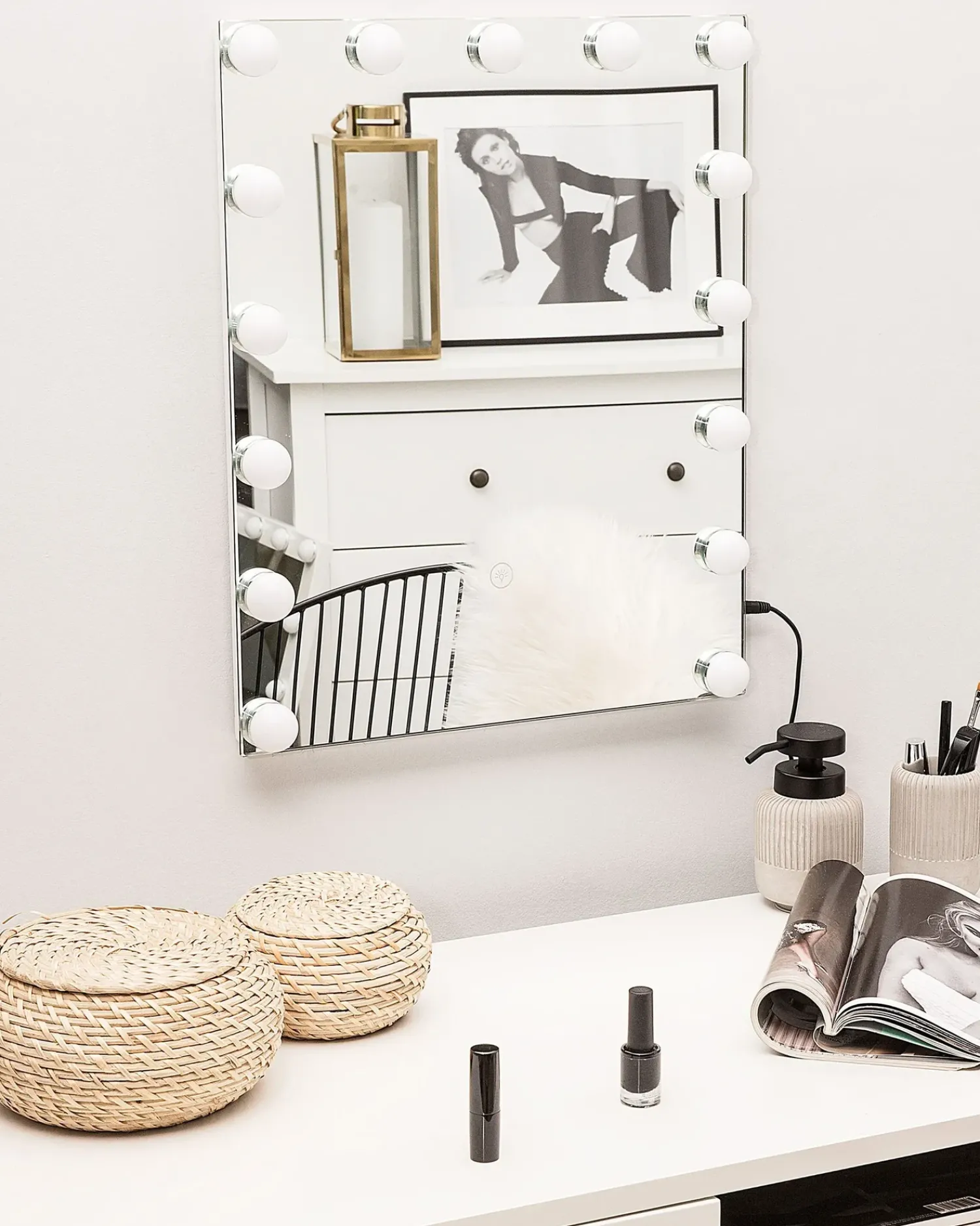 Online Beliani Specchio da bagno con luce LED LUCENAY 40 cm 50 cm Argento